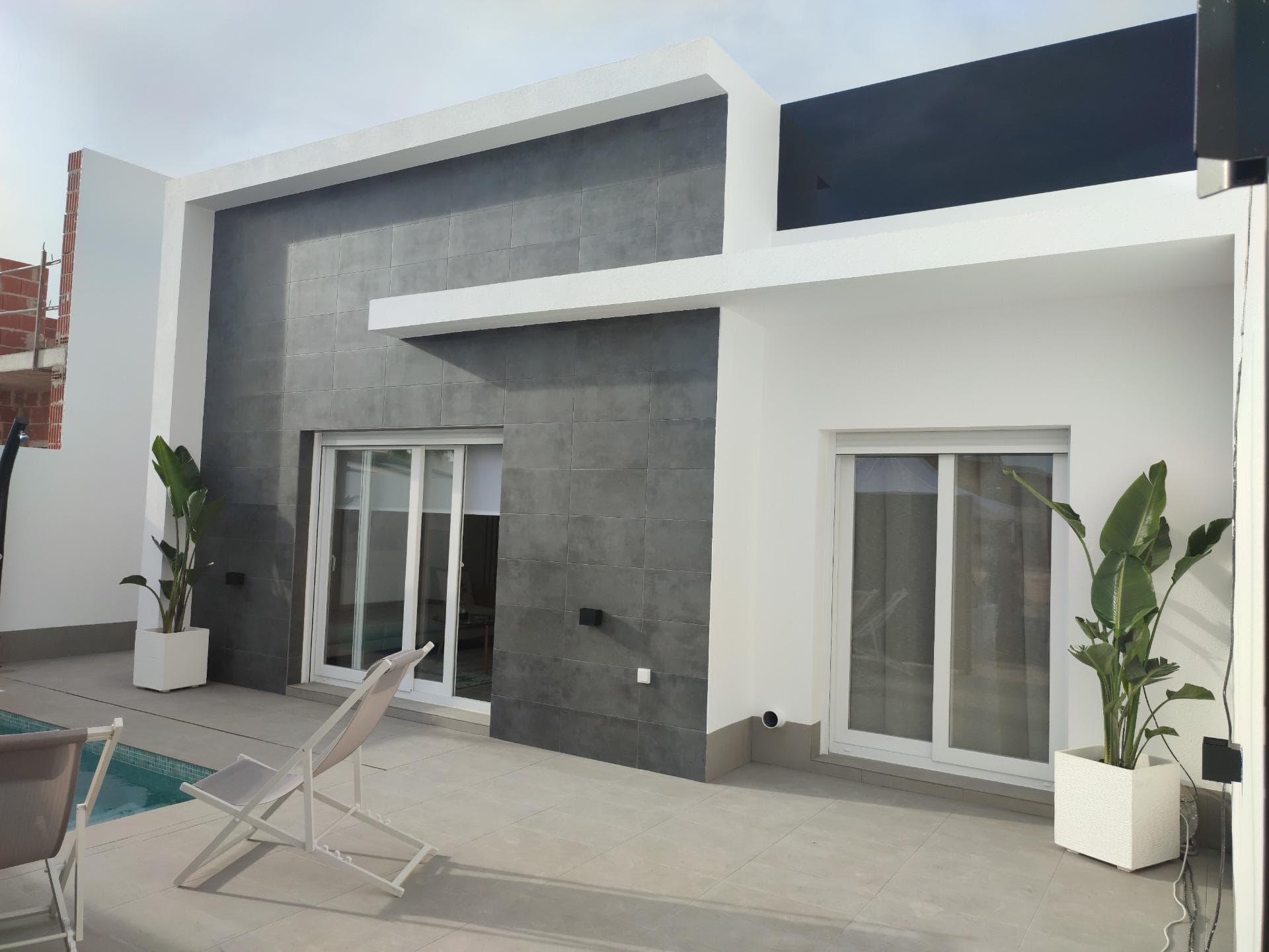 NEW BUILD ONE LEVEL VILLAS IN BALSICAS, MURCIA New Build residential has 6 one level detached villas, with terraced area, private pool, parking on the plot and solarium with Summer kitchen, to enjoy all hours of sunshine every day of the year.  Each property has 3 bedrooms and 2 fitted bathrooms.  The property has been designed with a contemporary style and an open planned concept, with a fully-fitted kitchen and lounge-dining room. The property will meet the highest standards and will be equipped with: Kitchen completely furnished and equipped with oven, integrated fridge and dishwasher, hob and extractor fan. Kitchen island work zone.  Lighting: inside the property (dining room, kitchen, corridors and bathrooms), and as well as in outdoor areas. Lined wardrobes with drawers. Fully fitted bathrooms with toilet, vanity unit, mirror and shower with screen panels. Pre-installation for ducted air conditioning. Solarium with Summer kitchen, with pre-installation for appliances and sliding doors.  Private pool with external shower. Parking space on the plot. Balsicas is a perfect place for golf lovers and also for anyone who enjoys green spaces as places of leisure, beauty and tranquillity.  Its strategic location makes it possible for the family that decides to live in this complex to have at their fingertips everything that anyone could wish for: a climate where the sun shines almost all year round, nearby beaches, the Mar Menor and its natural muds. with proven healing powers. Complex located 20 minutes from Murcia - Corvera airport and 1 hour from Alicante airport.