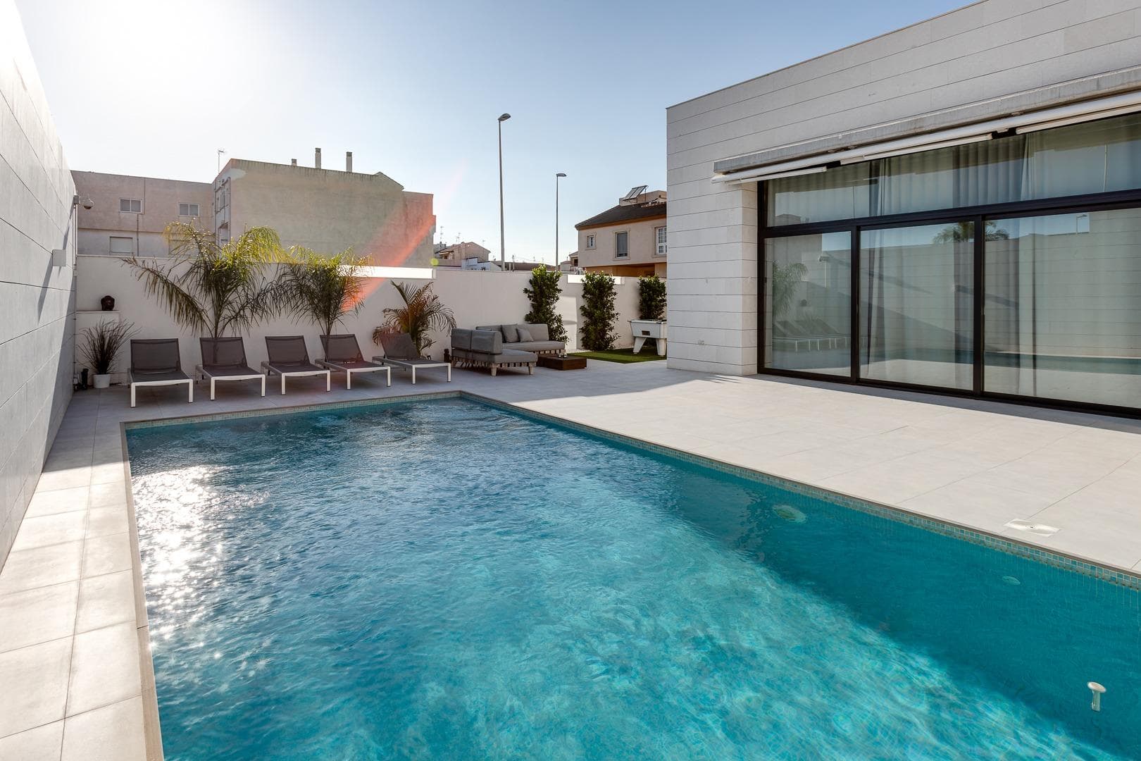 MEDITERRANEAN VILLA IN URBAN AREA CLOSE TO THE SEA&#13;&#13; Well cared for and designed for your well-being, this house is clad in natural stone.&#13;&#13; The double height of the living room and the natural light in the bathrooms are some of the surprises you will find in this villa. &#13;&#13; The villa has a spacious living-dining-kitchen, 3 bedrooms, 2 bathrooms (one en suite), a garage on the plot, a private garden of about 100m2, terraces.&#13;&#13; Electrical appliances&#13; Landscaped areas with artificial grass and paved terrace area.&#13; Pre-installation of air conditioning by means of ducts in the living-dining room and bedrooms.&#13; Built-in wardrobe.&#13;&#13; Located in the municipality of Pilar de la horadada, it has an optimal location, with easy access to schools (200 metres), medical centres (250 metres), pharmacies (100 metres), beaches (1.6 km) and surrounded by parks, green areas and transport services.&#13;&#13;