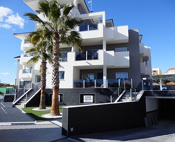 Magnificent apartment between the sea and the golf!&#13;&#13; Cozy apartment with 2 bedrooms and 2 bathrooms &#13;&#13; The residence is located in a quiet and safe area and is fully equipped (it has all possible comforts). In the immediate vicinity you will find for example 4 magnificent golf courses, a large shopping area (la Zenia Boulevard), several beaches, supermarkets, bars and restaurants, etc. It is a luxury residence, all the apartments and houses are spacious and comfortable.&#13;&#13; The residence has private parking and is equipped with lifts.&#13; In the complex there is a communal swimming pool (large swimming pool, children's pool and jacuzzi with hot water). Also a playground and several green spaces.&#13;&#13; In short: the ideal place to rest and enjoy the region, to live in Spain.&#13;