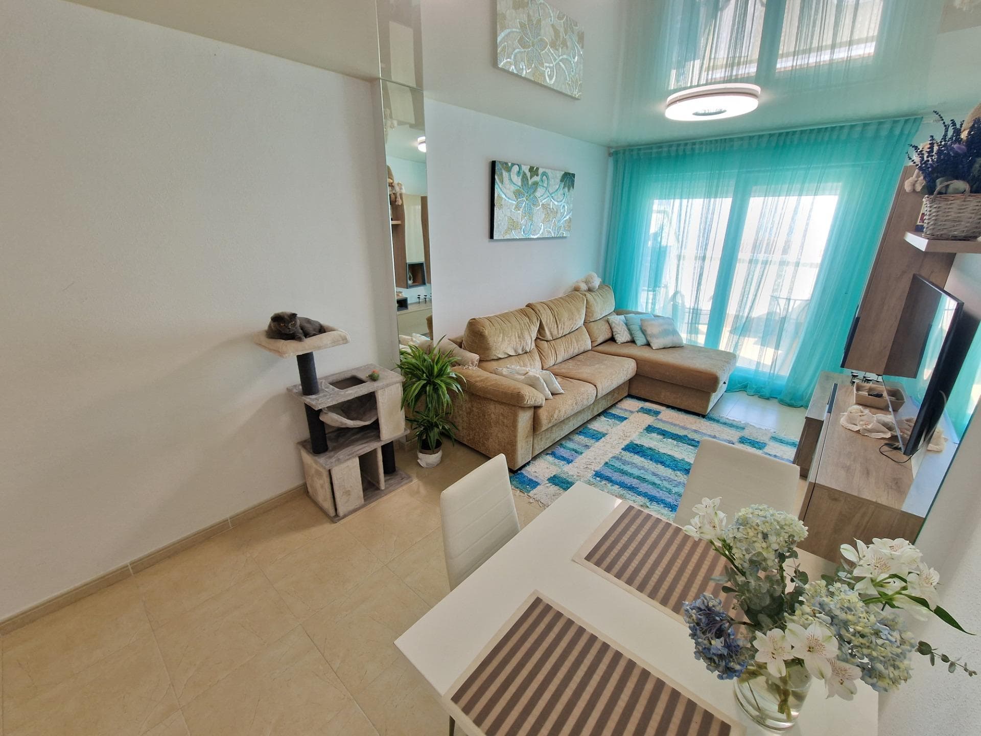 Penthouse just 200 meters from Playa de los Locos with 2 bedrooms and 2 full bathrooms, terrace + large private solarium of 22m2 to enjoy as a chill out etc... Year of construction 2010. Stretched ceilings. Beaches just 250 meters away. All services within reach. OSLO STREET - PLAYA DE LOS LOCOS