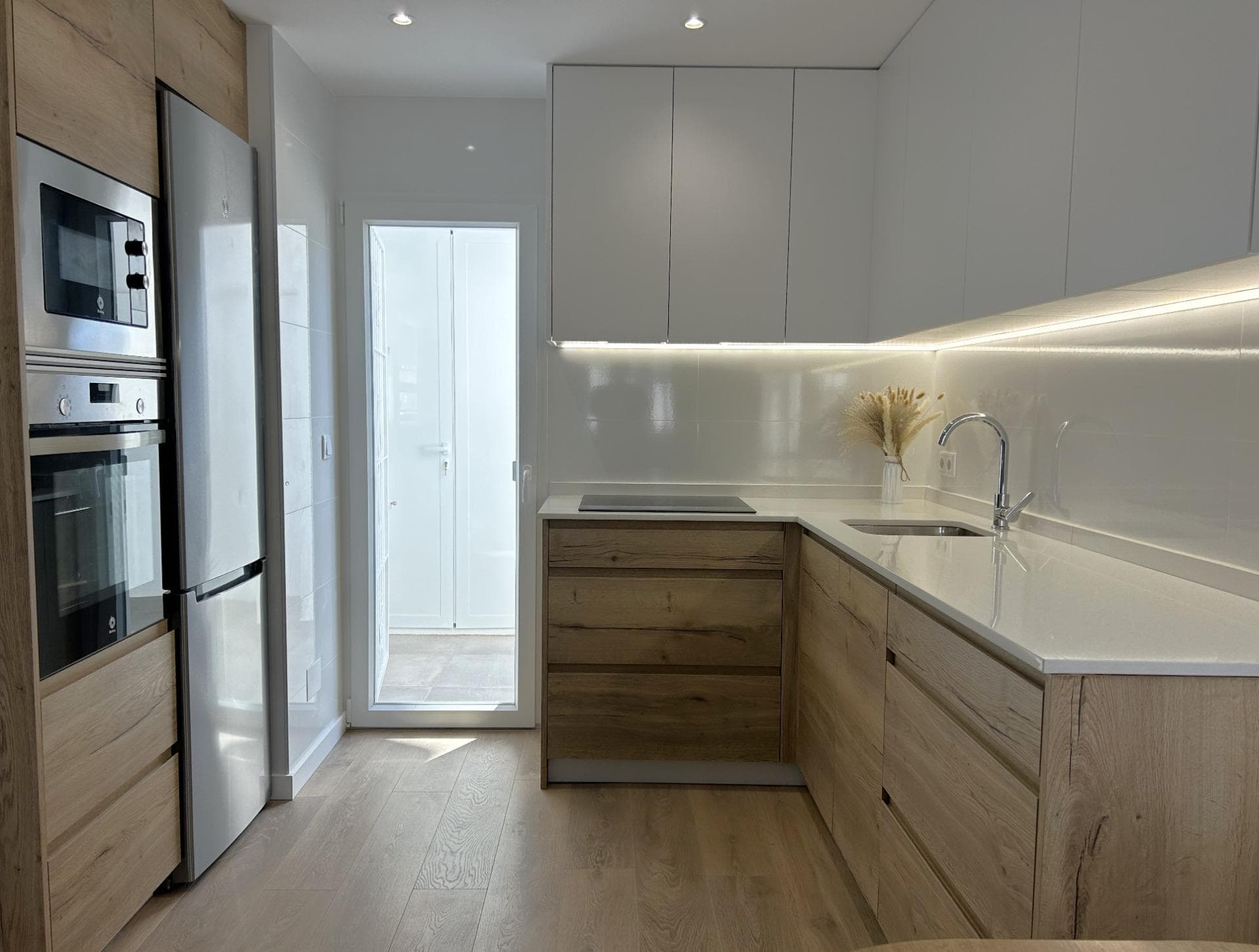 This isn’t one of those “quick-fix” homes. This one was renovated properly. As if it were for yourself. No shortcuts. No rush. No nonsense. And you feel it the moment you walk in. It’s a place where you don’t have to do a thing. Just breathe, sit back, and think: “finally.” You have your own outdoor space to enjoy your morning coffee in peace. Read a book, share a meal, plant something, lie in the sun… do whatever you want. It's your space. You sleep well here. You live better. Because you don’t buy a home for the floor tiles or fancy appliances (though, yes, it has all that too). You buy it because you're tired of not having a place that really feels like yours. And this one does. Close to the park. Quiet. Sunny. With that rare feeling that this time… you got it right.