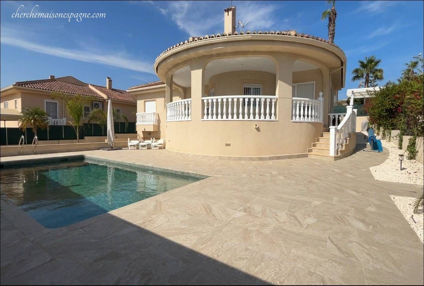 Experience paradise in this villa with heated pool and garage in Ciudad Quesada! Nestled in a peaceful neighborhood of Ciudad Quesada (Rojales), this villa offers an ideal haven for relaxation and enjoying the Spanish sun. The villa features: 3 spacious and bright bedrooms 2 bathrooms A large living room and lounge A covered terrace with views of the pool and its terrace A recently landscaped garden lounge with native plants and shrubs The villa is meticulously maintained and has been recently repainted. Enjoy the heated pool all year round to cool off and have fun with family and friends. This villa is the perfect place for those looking for a dream vacation home or a permanent residence in the sun. Don't wait any longer, contact us today for a visit!