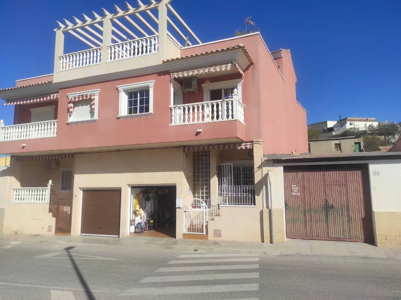 House with Garage and Solarium ! In Bigastro near Orihuela and the Golf Courses, bright house with 3 bedrooms, 2 bathrooms, garage, solarium and terrace with open views. Renovated less than 6 months ago. New kitchen Outdoor patio that serves as a laundry room Good exposure Close to shops. Sale for health reasons.