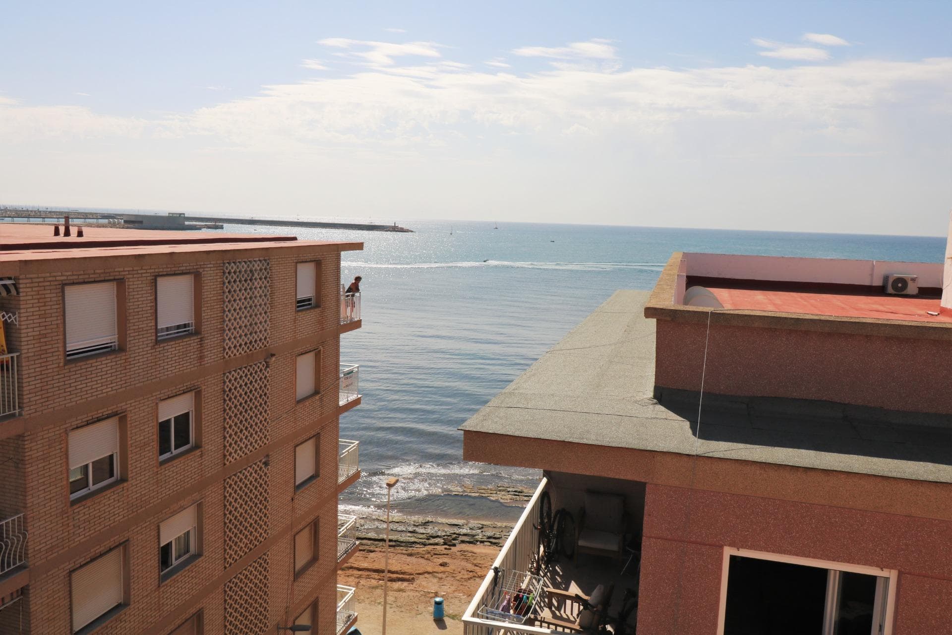 Penthouse in Torrevieja, Playa de los Naufragos area, 108 m. of surface, 20 m. from the beach, 3 double bedrooms, a bathroom, renovated property, equipped kitchen, south facing. Extras: access for the disabled, air conditioning, elevator, balcony, hot and cold pump, bright, furniture, terrace, buses, medical centers, coast, supermarkets, sea views, unobstructed views