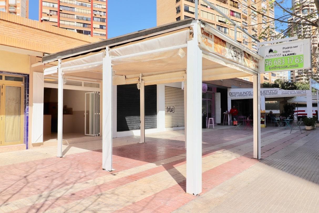 Inversion Opportunity: Bar in Benidorm – Zona New Juzgados  Are you looking for a safe and profitable inversion in Benidorm? This bar-cafeteria is the perfect option for you. Located in the consolidated Zona de Nuevos Juzgados, this premises of 85 m² interior surface area and a terrace of 40 m² in living space, ideal for creating your negotiation. With a superior profitability of 6%, this is an opportunity that we can already pass! Local information: Cuenta con una cocina ekwipad y alida de humos, where you receive a wide range of gastronomic services. The location has a safe orientation, which provides excellent natural lighting throughout the day. In addition, the terrace, which does not require storage at the restaurant, is an ideal space to attract more clients, always in good time. The location is fitted with a centrally conditioned air, chimney, sandstone, to accommodate reduced mobility. This location in a Residential area is primarily occupied by Spanish residents and is converted into a single inversion, with a constant flow of potential clients.  Description and Publication: New Juzgados are one of the most attractive areas of Benidorm. This is the Residential Barrio in the middle of the country, where you can find the most important ones, such as supermarkets, restaurants, and more. Only 1200 meters from the beach, this bar is located in a frequented area, where customers continue to enjoy. Additionally, local police and international security provide extra security and convenience. In addition, it has an excellent public transport connection, with several bus routes that facilitate access both for residents and tourists. This bar in Benidorm is an inversion that offers you high profitability, but also the possibility of managing a negotiation in a privileged location.