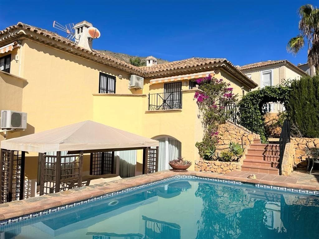 Welcome to the paradise of the Costa Blanca! Discover your dream come true in this spectacular villa in Finestrat, located in the exclusive area of Golf Bahía. With an area of 282.00 m² and a generous plot of 710.00 m², this property stands as an unrivaled jewel just 5000 meters from the golden beaches of Benidorm. This dream residence has 4 double bedrooms and 4 bathrooms, all in impeccable condition that guarantees your comfort and tranquility. The fully equipped kitchen invites you to unleash your culinary creativity, while the interior wooden carpentry adds a touch of elegance to every corner. Facing south, the villa is bathed in natural light that highlights the marble floors and impressive aluminum-wood exterior carpentry features. Imagine enjoying warm Mediterranean nights on your private balcony or relaxing by the fireplace on cooler nights. But that is not all. This property comes loaded with extras that make it a true oasis. From the air conditioning to the security alarm, every detail has been carefully considered. Built-in wardrobes, gallery, pantry and high ceilings are just some of the elements that add a touch of luxury. Immerse yourself in the splendor of the outdoors: an exquisitely landscaped garden, a private pool that invites you to relax, and a solarium that offers panoramic views of the sea. The pergola and sunroom are perfect places to enjoy gatherings with friends and family, while the armored door and video intercom ensure security at all times. This villa is strategically located close to everything you could want. With bus stops at your disposal, getting around the area is a piece of cake. The surrounding trees and green areas create a serene and natural environment, while the proximity to shopping centers, prestigious schools, renowned hospitals and supermarkets gives you the convenience you are looking for. Are you passionate about golf? This area is paradise for lovers of this sport, with world-class golf courses at your fingertips. Plus, mountain and coastal views add a picturesque touch to this prime location. Don't miss the opportunity to make this corner of paradise yours. Contact us now and discover the luxury life that awaits you in this villa in Finestrat!