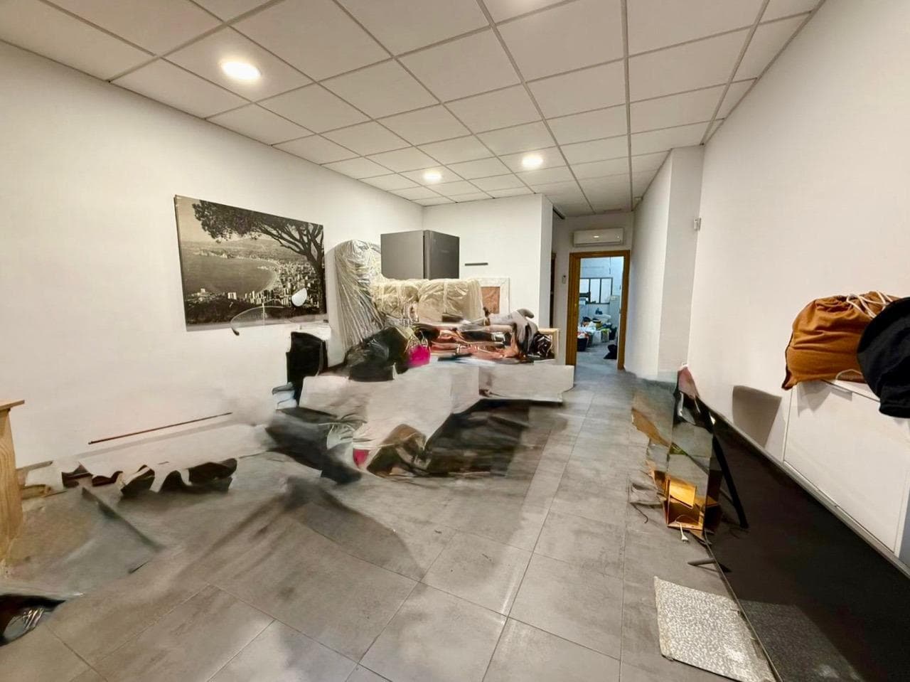 Discover this 90 m² commercial space located in the sought-after downtown area of ​​Benidorm. Attractively priced, this property offers a large usable area, ideal for launching your business projects or as an investment. It also has an auxiliary basement of approximately 8 m², which, despite its low height, is perfect as a warehouse or support area. The space is currently undergoing renovation, giving you the perfect opportunity to adapt it to your specific needs; whether you want to convert it into an attractive store or establish your dream office. The proximity to public transportation makes getting around easy, with several bus stops located just steps away. As for local amenities, you'll find supermarkets such as Mercadona (less than a ten-minute walk away), pharmacies within the same radius, and even schools. There are also children's areas perfectly aligned with family well-being. But without a doubt, one of its greatest attractions is being just 210 meters away from the beach, guaranteeing a constant flow of visitors thanks to its proximity to the sea and its location in the tourist and residential heart of the city.