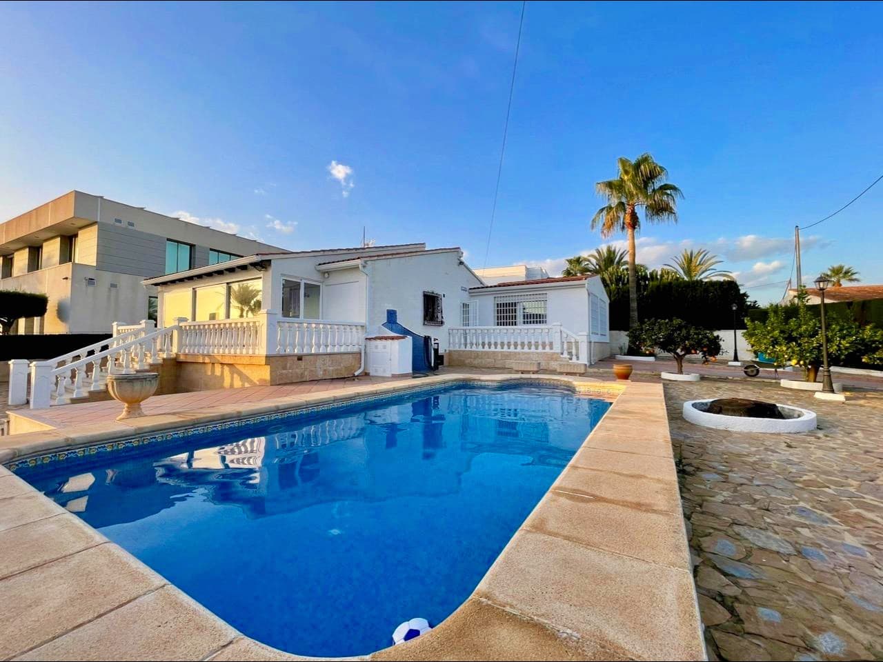 Villa in Benidorm: Comfort, privacy and exceptional location We present this exclusive villa in Benidorm, located in the quiet area of ​​Urbanizaciones en Barrina Norte, designed to offer maximum comfort and functionality. With a built area of ​​120 m² and a large plot of 800 m², this home is ideal for families or couples looking to enjoy a spacious and well-kept space. The villa is organized on one floor, making it accessible and practical for everyday use. It has three double bedrooms equipped with built-in wardrobes, which provide comfort and storage. It has two full bathrooms, designed to meet the needs of any family. The equipped kitchen, with a pantry included, is perfect for lovers of gastronomy and is connected to a functional gallery. The bright and cozy living room gives access to a glazed terrace, ideal for enjoying the outdoor space all year round. The exterior of the property is a true oasis. It includes a private garden surrounded by vegetation, a large patio and a private swimming pool, perfect for relaxing on sunny days. The plot also has two storage sheds, providing additional storage space. This corner home guarantees privacy and security, thanks to electric shutters, security bars and a reinforced door. In addition, it has air conditioning, an alarm system and an excellent south orientation, which ensures unbeatable natural lighting. Just 3 km from the beach, this villa combines the tranquility of a residential area with proximity to all essential services, such as supermarkets, schools, medical centers, parks and public transport. It also has a large parking space included. This villa is the perfect opportunity for those looking for a ready-to-move-in home, with all the comforts and in a privileged location. Contact us today and come discover your new home in Benidorm.