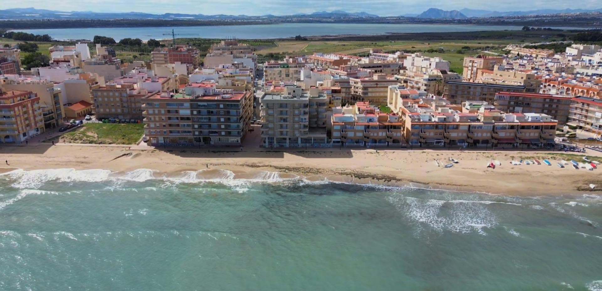 Spacious and bright renovated apartment in La Mata, located on the 4th floor with an elevator. It features 3 bedrooms, 1 bathroom, 1 guest toilet, a large living-dining area, and an open kitchen. With 76 m² built and a 5 m² northeast-facing terrace. Just 3 meters from the beach and 100 meters from the central plaza, close to restaurants and medical centers. Prime location!