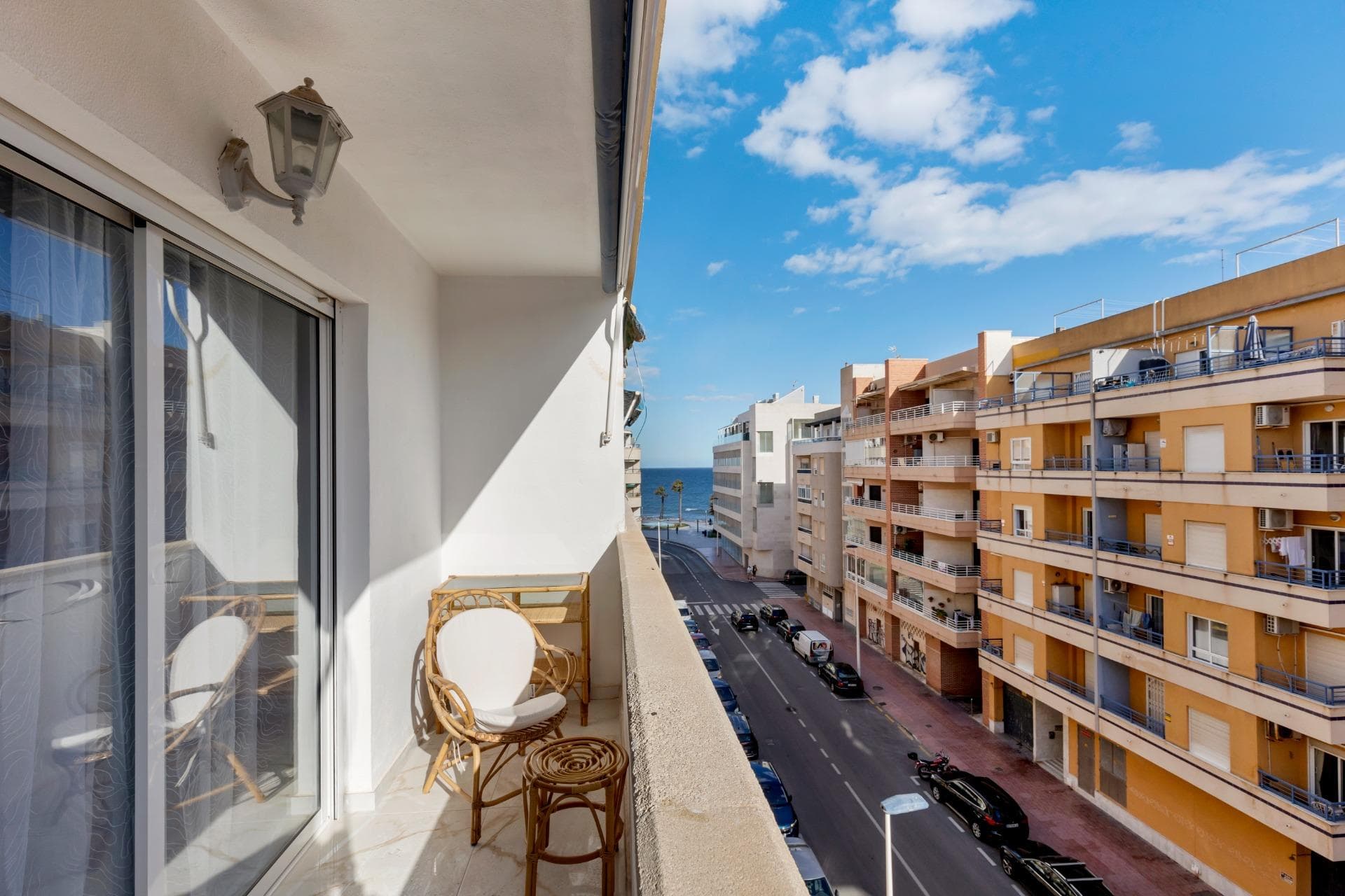 Apartment with side sea views a few meters from Playa del Cura Recently renovated apartment with a usable area of 76 m², smartly laid out into 3 bedrooms, a spacious bathroom, and the possibility to add a second bathroom. The bright living room with dining area and open-plan kitchen offers a welcoming space, perfect for spending quality time with family and friends. The terrace provides a side sea view — an ideal spot to unwind — and its south-facing orientation means you’ll enjoy sunshine even during the winter months. The apartment is located on the 4th floor of a building with an elevator and wheelchair-accessible entrance. Despite its central location, the height of the property minimizes street noise, ensuring a peaceful and comfortable atmosphere. Situated just a few steps from the popular Playa del Cura, and close to public transport, shops, and recreational areas, this property is a fantastic investment and an excellent choice for those seeking comfort in a privileged setting. Get in touch with us to arrange a viewing and experience the charm of this home in person. Your new life could start right here!