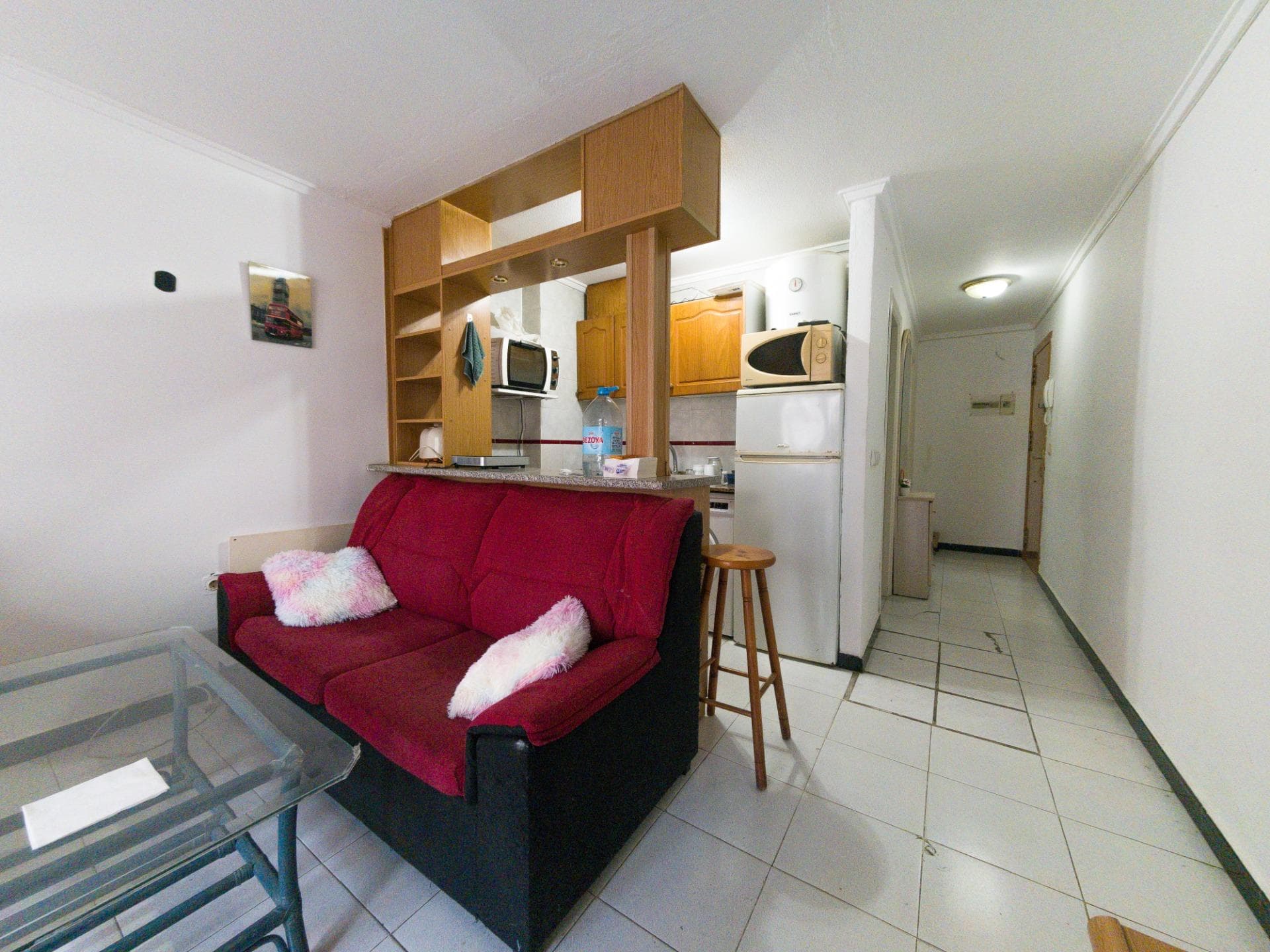 48 m² apartment in Torrevieja, perfect for enjoying the Mediterranean lifestyle. It offers 1 bedroom, an open-plan kitchen and living-dining area, a glazed terrace for year-round use, and a second terrace with direct access to the communal pool. Located just a few minutes’ walk from Playa del Cura and Playa de Los Locos. Surrounded by shops, restaurants and public transport. A great opportunity as a holiday home or rental investment.