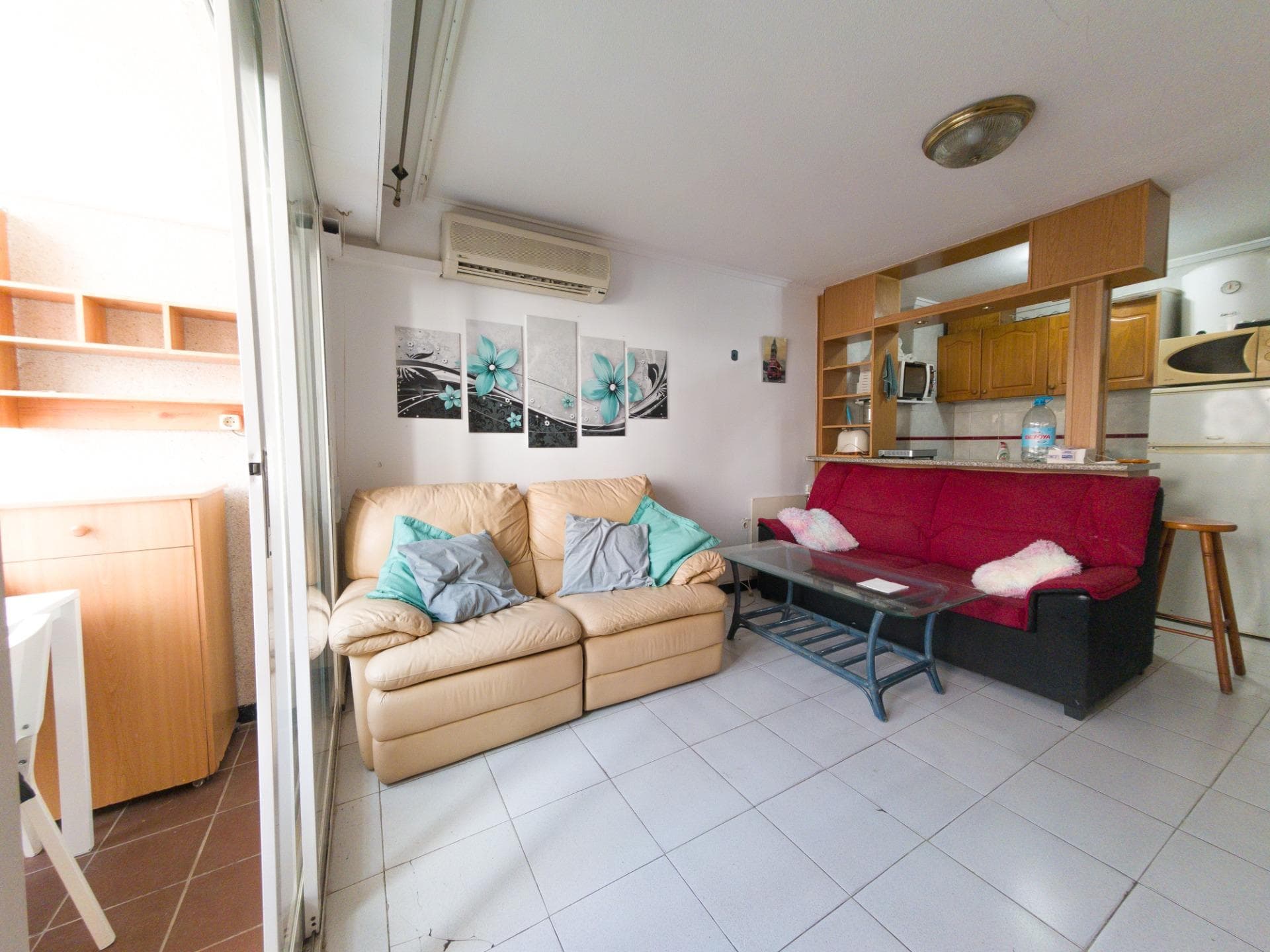 48 m² apartment in Torrevieja, perfect for enjoying the Mediterranean lifestyle. It offers 1 bedroom, an open-plan kitchen and living-dining area, a glazed terrace for year-round use, and a second terrace with direct access to the communal pool. Located just a few minutes’ walk from Playa del Cura and Playa de Los Locos. Surrounded by shops, restaurants and public transport. A great opportunity as a holiday home or rental investment.