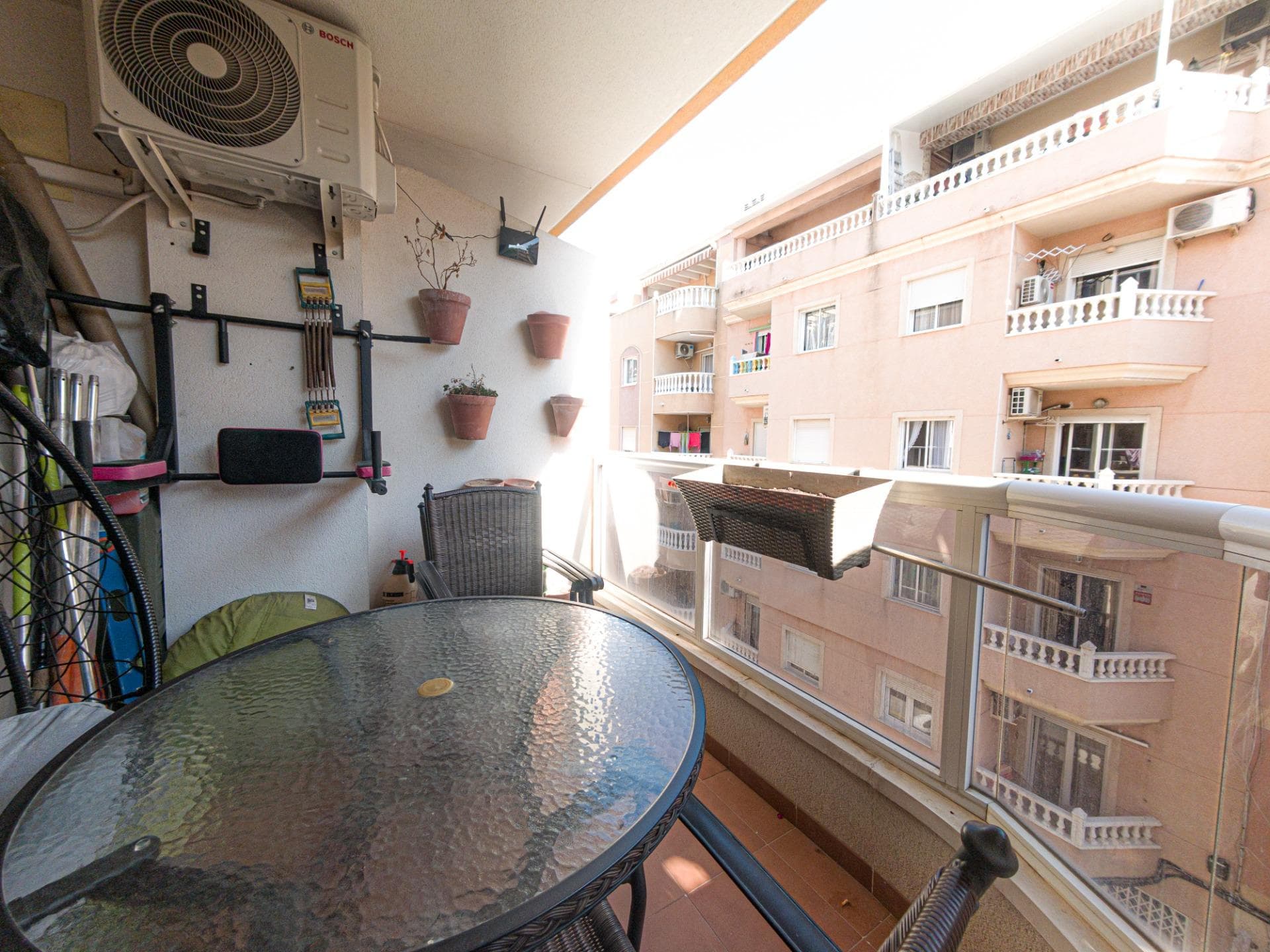 South-facing, very bright apartment with 2 bedrooms and 1 bathroom. 77 m² built area and 55 m² usable area. Steps from beaches, supermarkets, and entertainment. Includes two 1.90 m² storage rooms in the building. Excellent location near transportation, golf courses, and airports. Ideal for living or investing. Enjoy the sun all year round on the Costa Blanca!