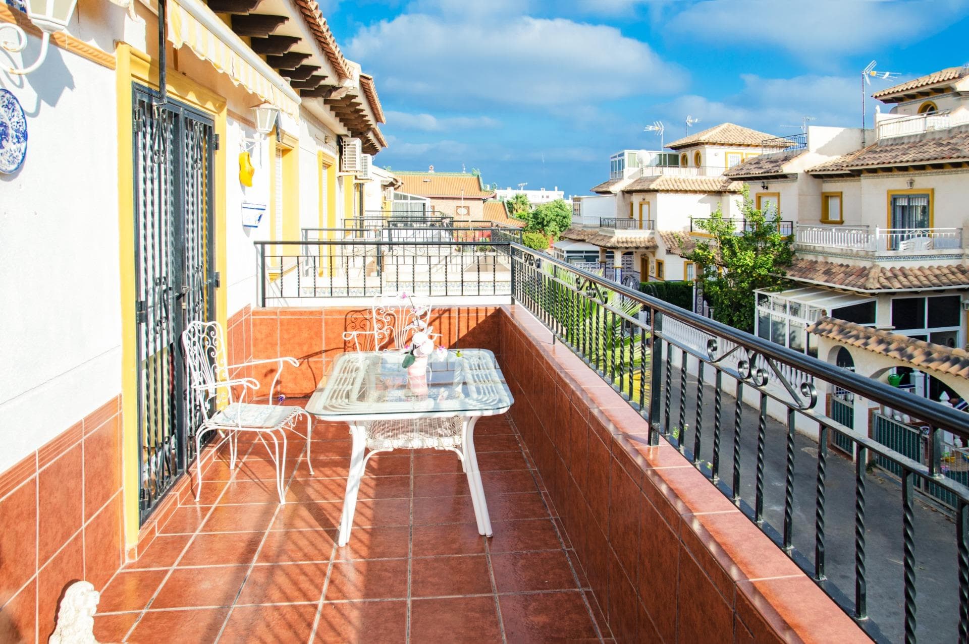 Discover this charming first floor bungalow, located in a quiet and well-kept residential area built in. The bright and functional house has two spacious bedrooms, a full bathroom, a fully equipped kitchen and a cozy living room with direct access to the south-east facing terrace, perfect for enjoying the Mediterranean sun. One of the biggest attractions is the covered solarium, an ideal place to relax or spend time outdoors all year round. The property also has a garden at the back, which provides additional space for the family, can be used as a relaxation area or a private green corner. Excellent location: The property located in the exclusive area of ​​Punta Prima, surrounded by modern developments, is very popular both for residential and investment purposes. Just 850 meters from the beach and very close to the Torrevieja marina, where you will find a wide range of leisure activities, restaurants and all the necessary services. An ideal opportunity to live, spend your holidays or invest in the sunny Costa Blanca.