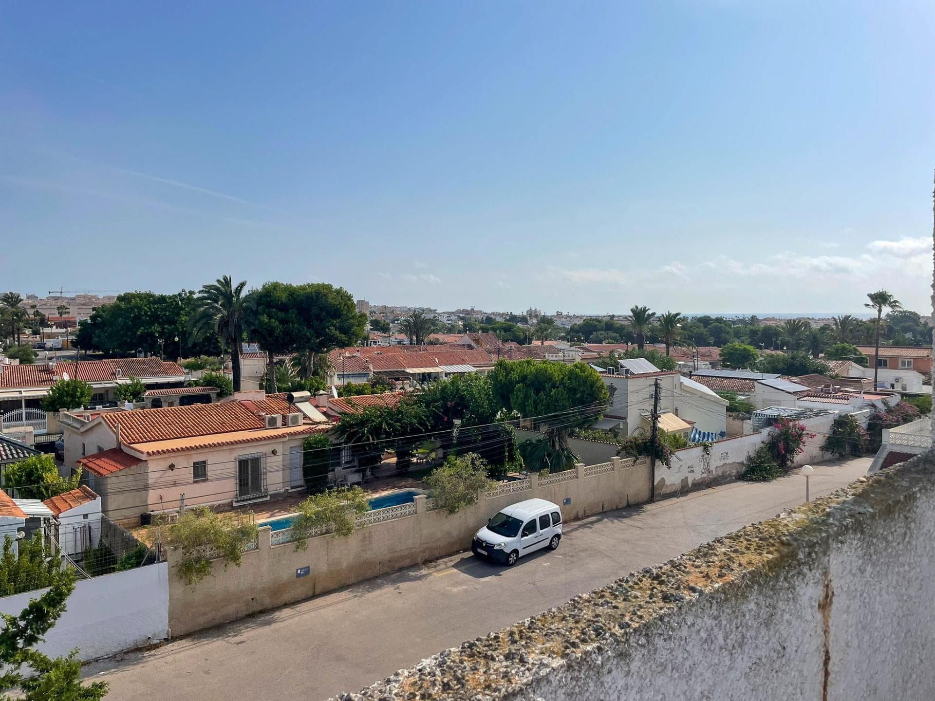 Unique opportunity in a quiet and well-connected area. This 3-level walled-in bungalow offers great potential for investors seeking long-term returns. Each floor measures approximately 69 m², making a total of around 207 m², plus a private 15 m² rooftop solarium with open views—perfect for enjoying the Mediterranean sun and surroundings. Located just 900 m from the beach, in a well-maintained residential community with 2 communal pools, ideal for families or vacation use. The area is peaceful yet close to all essential services, with good road access and proximity to leisure areas. Perfect property for a full renovation with excellent rental or resale potential. The area has strong prospects for appreciation in the coming years. You can refer to the floor plans to guide you through the layout of each level.