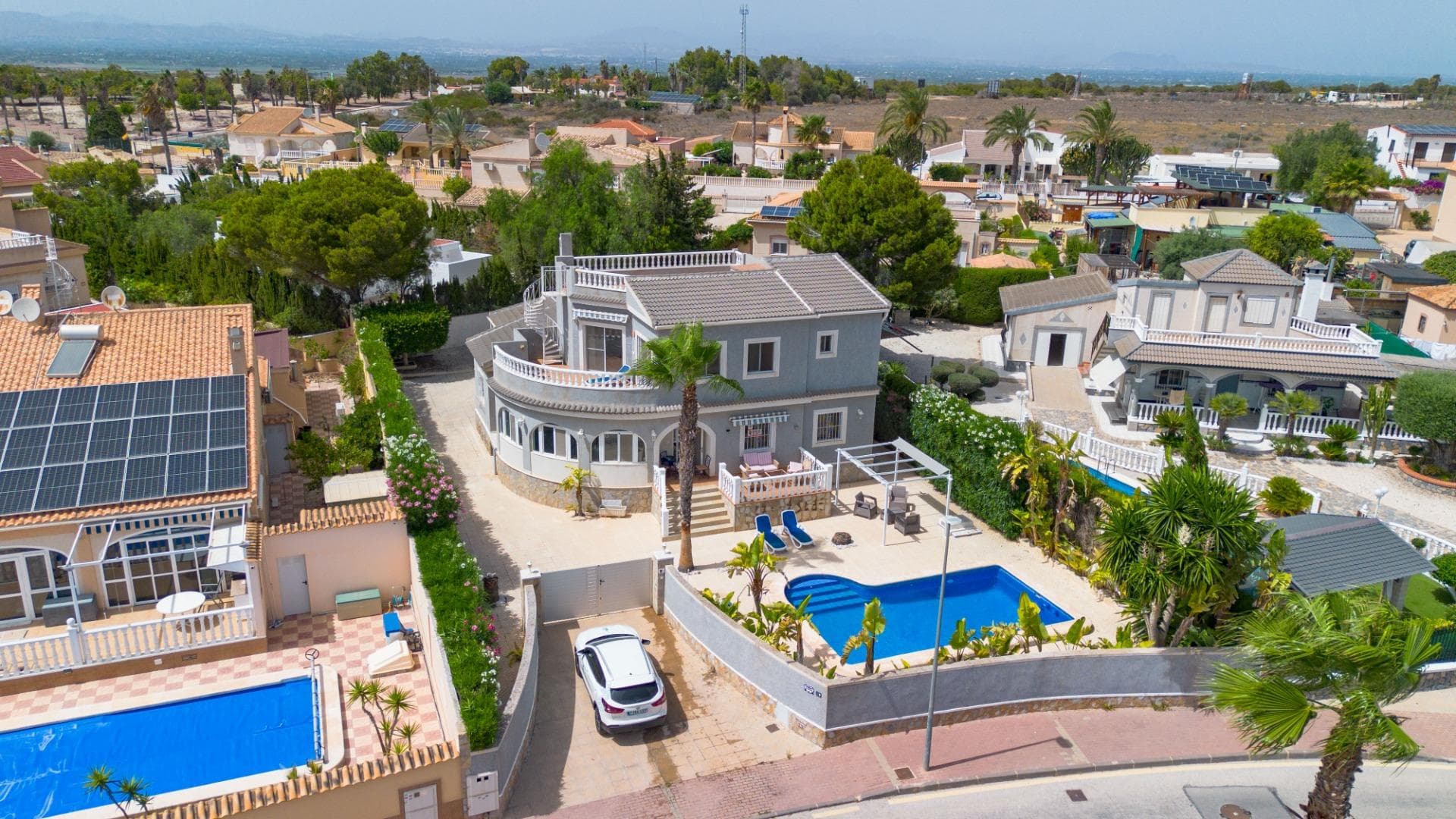 We present this impressive detached villa set on a 885 m² private plot, located in a peaceful residential area of San Fulgencio. The property features 5 bedrooms and 5 bathrooms, including one located outside — perfect as a pool bathroom or for guest use — making it ideal for large families or as a spacious holiday home. Inside, the home offers a bright and spacious living room with fireplace, an independent dining area, fully equipped kitchen, and a glazed porch for year-round enjoyment. There is also a laundry and storage area, along with a private terrace and solarium to enjoy the Mediterranean climate. The exterior is truly exceptional: private pool, large and well-maintained gardens, and a closed garage with space for two cars. A charming property offering privacy, space and comfort — perfect for those seeking a peaceful lifestyle without giving up nearby amenities.
