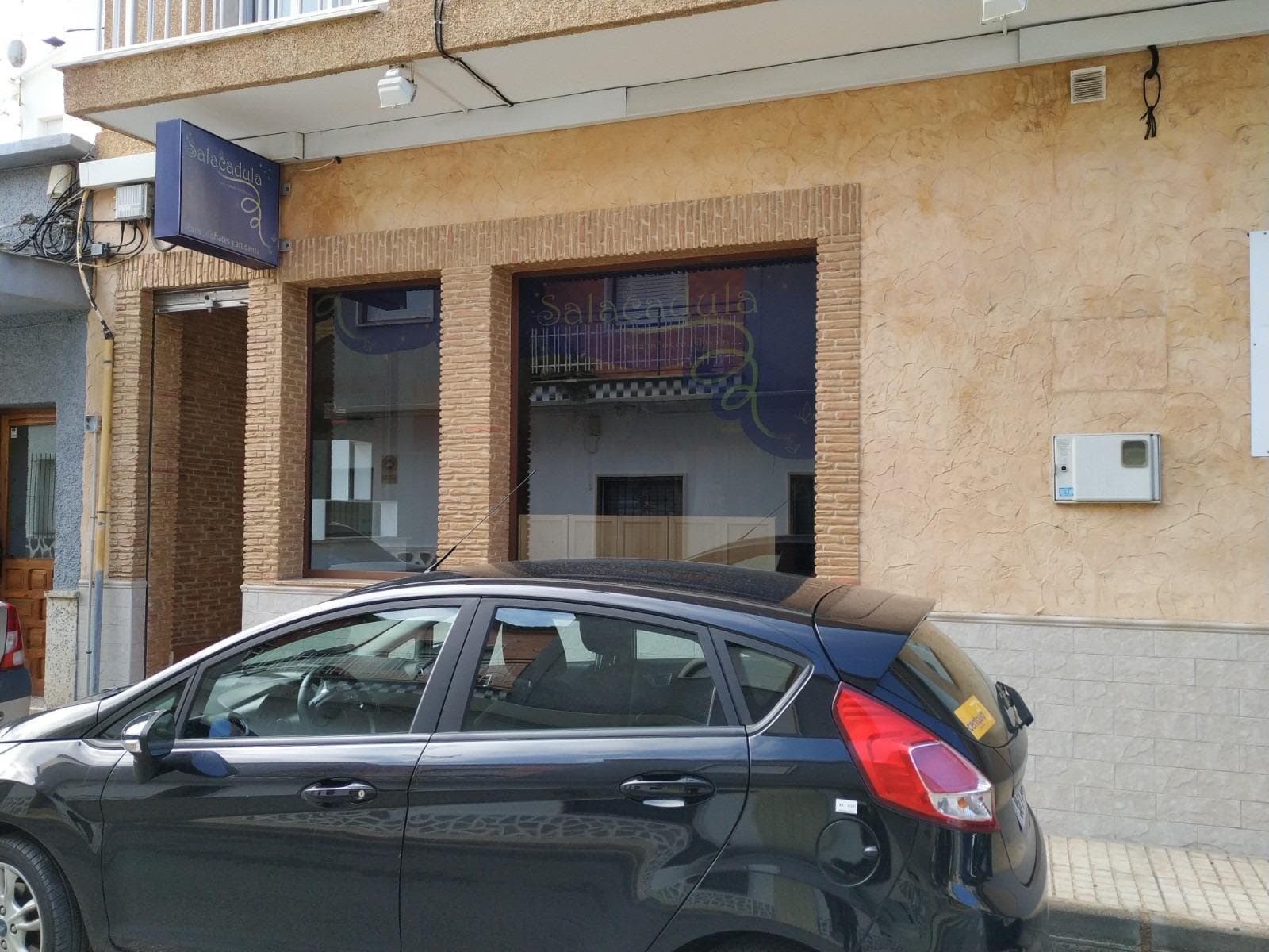 Large commercial premises of 65 m² in the center of Pilar de la Horadada, a few meters from Calle Mayor. Its open plan layout, with two full bathrooms, allows for great versatility. It has porcelain floors, large windows that provide excellent natural lighting and an air conditioning system. The façade, with a large window, guarantees great visibility. Ideal for a fashion store, an office or any business that requires a bright and well-located space.  The indicated P.V.P does not include taxes or deed expenses. The surfaces expressed on this page are descriptive and approximate, so they have no contractual or binding value. Prices are subject to change without notice.
