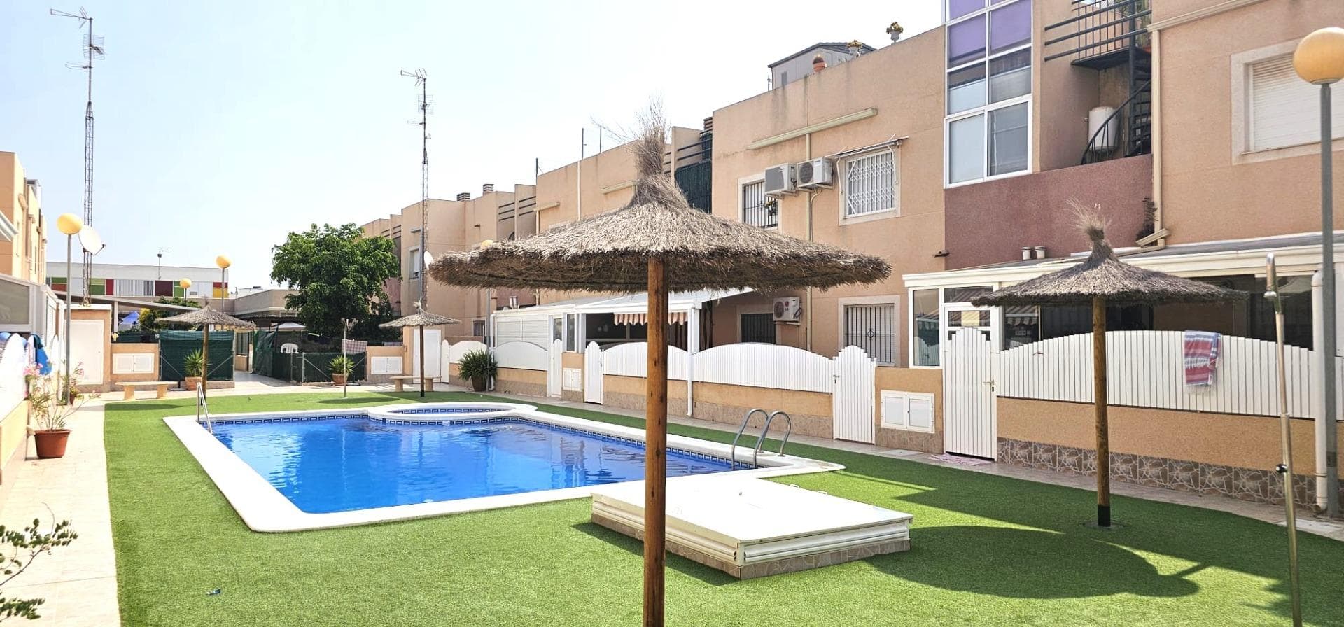 Located in a prime area of ​​Santiago de la Ribera, this top-floor bungalow offers a unique opportunity for those looking for a home close to the beach and the university. Key Features: - Area: 60 square meters - Bedrooms: 2 - Bathroom: 1 - Kitchen: Spacious and functional - Dining Room: Large and bright - Sundeck: Yes, with panoramic views - Communal Pool: Yes, for sunbathing and relaxation - Furnished: Almost fully furnished, ready to move in - Location: 450 meters from the beach, close to the university and in the heart of Santiago de la Ribera Description: This top-floor bungalow features two spacious and bright bedrooms, a full bathroom, a large and functional kitchen, and a spacious dining room for enjoying time with family and friends. The sundeck offers panoramic views and is the perfect place to enjoy the sun and relax. The communal pool is a valuable addition for those looking to enjoy the summer without worrying about maintenance. The location of this bungalow is ideal for those looking for a home close to the beach and the university. Just 450 meters from the beach, you can enjoy the sun, sand, and sea at any time. Ideal for: - University students - Small families - People looking for a home near the beach Don't miss this opportunity to live in a prime area of ​​Santiago de la Ribera. The listed RRP does not include taxes or deed fees. The surface areas indicated on this page are descriptive and approximate, and therefore have no contractual or binding value. Prices are subject to change without prior notice.