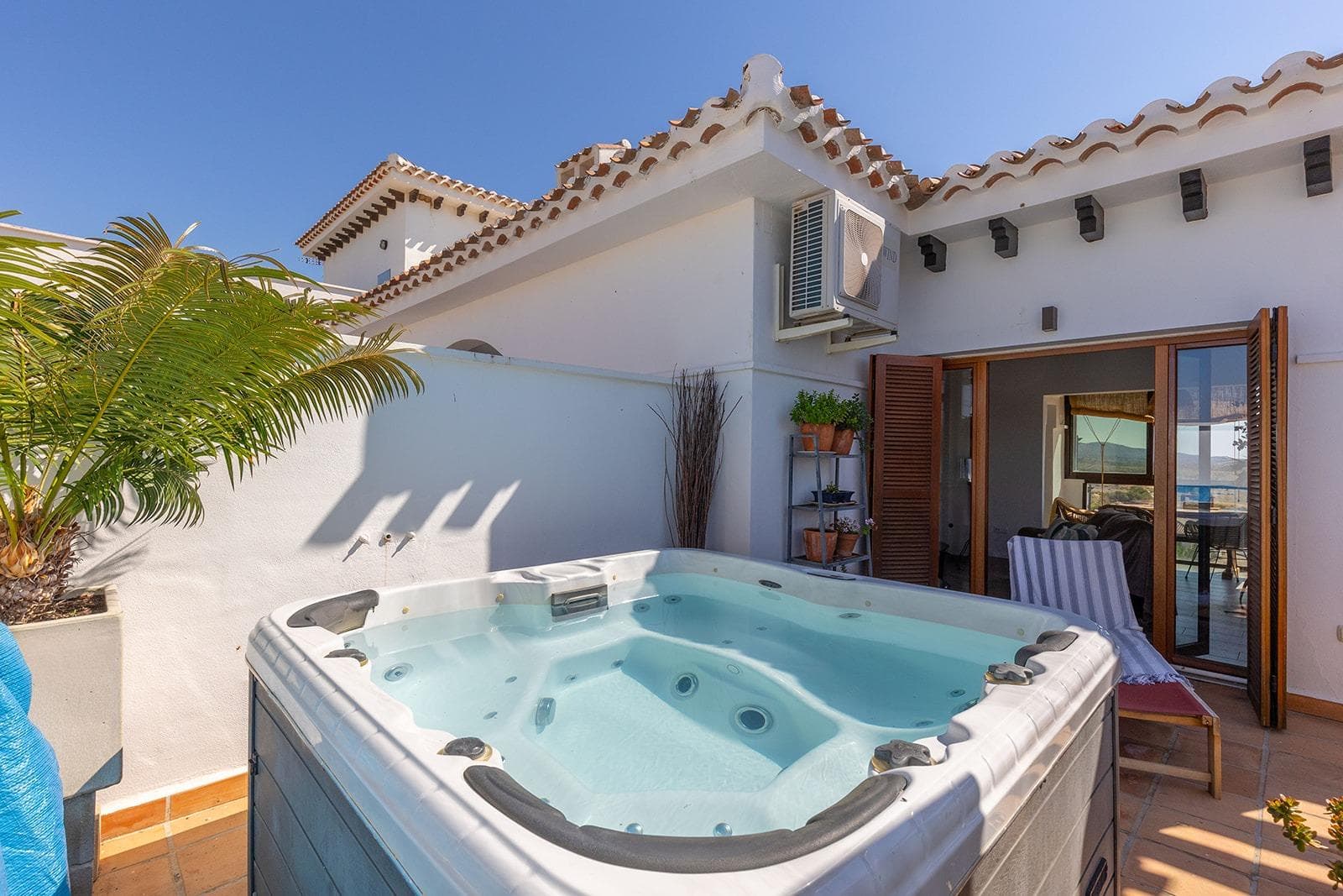 Discover this exclusive penthouse in El Valle Golf Resort, ideal for lovers of tranquility, sunshine, and open views of the golf course. The home stands out for its impressive, spacious, and sunny corner terrace, equipped with a private jacuzzi spa, perfect for relaxing outdoors year-round. The penthouse is pre-owned and in excellent condition, offering a cozy and functional atmosphere. It features 2 bedrooms, pellet stove heating, and air conditioning, ensuring comfort in any season. It has smooth walls, built-in wardrobes, and a fully furnished and equipped kitchen. Enjoy a spectacular communal pool, a parking space included, and the tranquility of living in a privileged natural setting, with security and monitoring. A unique opportunity to live or invest in one of the most exclusive complexes in the region. The home is sold with payment plans, if needed, for up to one year with a rental agreement and an option to purchase. Ask us about payment options. * The listed retail price does not include taxes or deed fees. * The surface areas shown on this page are descriptive and approximate; therefore, they have no contractual or binding value. Prices are subject to change without prior notice.