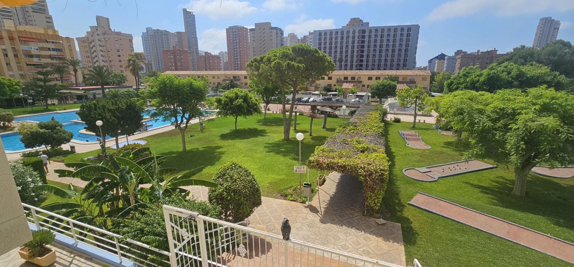 Discover this fantastic one-bedroom apartment located in one of the most complete and highly-rated residential areas in Benidorm. The spacious and bright bedroom has direct access to a large outdoor terrace, ideal for enjoying the Mediterranean climate year-round. The property features a separate, fully equipped and furnished kitchen with a window to the living room, providing natural light and visual connection between rooms. It also has a utility room/laundry room within the kitchen, very practical and functional. The renovated bathroom features a modern shower with a glass screen, offering comfort and style. The generously sized terrace offers unobstructed views of the private residential complex, which is notable for its comprehensive facilities: a large pool, tennis courts, mini-golf, extensive garden areas, and communal parking. Located in a building with an elevator, it's very well connected and has all services close at hand: supermarkets, shops, and a bus stop right outside the door, which takes you directly to the beach (just 1,800 meters away) without having to take the car. Ideal as a vacation home, a tourist rental investment, or year-round living surrounded by tranquility and amenities. Don't miss this opportunity! Live or invest in the heart of the Costa Blanca.