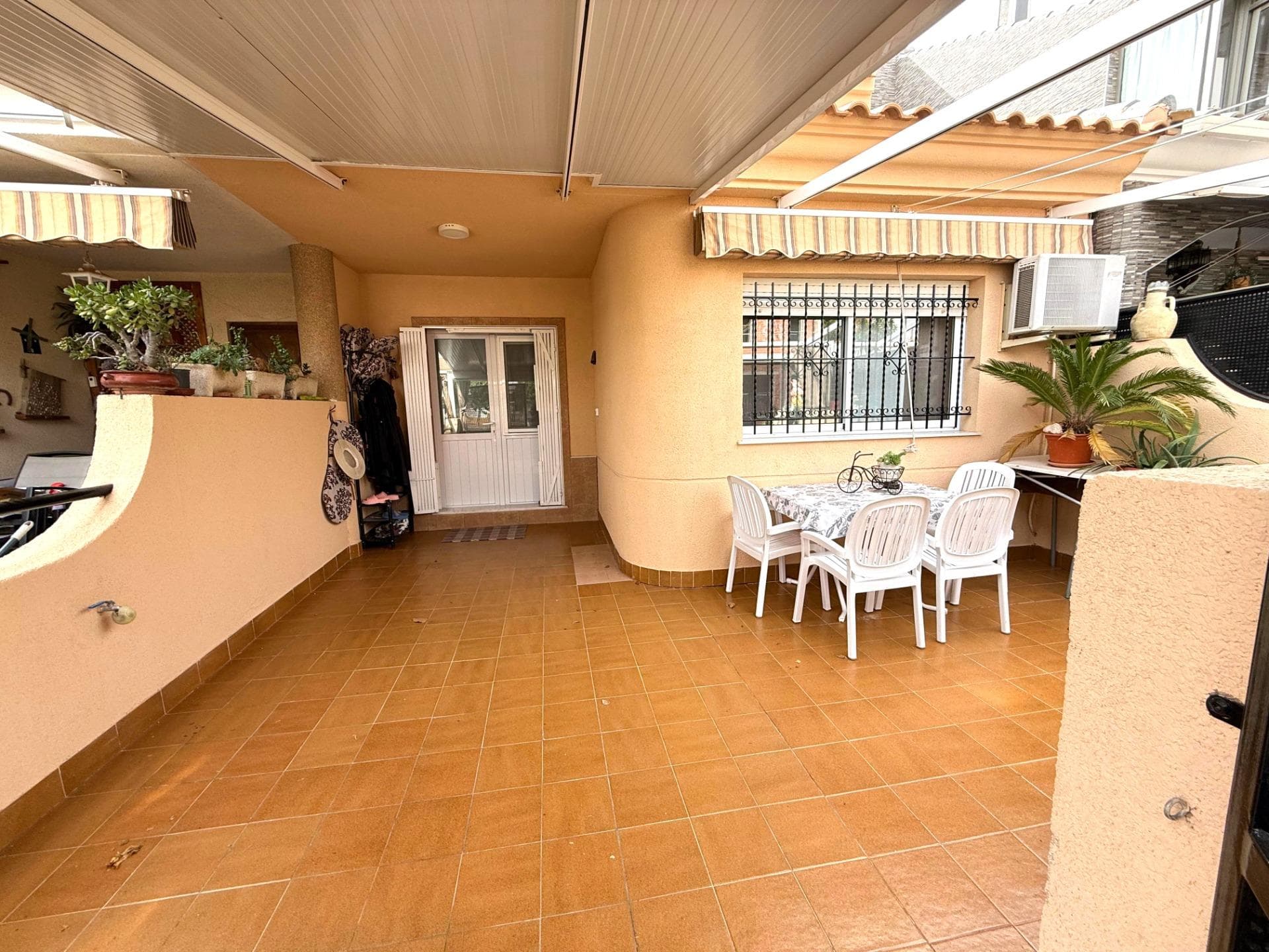 Located in a quiet and safe residential area, this three-bedroom house offers a unique opportunity for those seeking a spacious and functional home. Main Features: - Bedrooms: 3 - Bathrooms: 2 - Kitchen: Equipped with high-quality appliances and furnishings - Interior Patio: A relaxing and inviting space to enjoy the outdoors - Outdoor Solariums: 2, with panoramic views and perfect for sunbathing and relaxation - Parking: Indoor, for added security and convenience - Location: A 10-minute walk from the beach, in a quiet and safe residential area Description: This three-bedroom house is distributed in a spacious and functional space, with a kitchen equipped with high-quality appliances and furnishings. The three bedrooms are spacious and bright, and the two bathrooms are fully equipped. The interior patio is a relaxing and inviting space, perfect for enjoying the outdoors and nature. The two outdoor solariums offer panoramic views and are ideal for sunbathing and relaxation. The indoor parking is a valuable addition for those seeking greater security and convenience for their vehicle. The location of this house is ideal for those looking for a home close to the beach, but also in a quiet and safe residential area. Just a 10-minute walk from the beach, you can enjoy the sun, sand, and sea at any time. The listed price does not include taxes or deed fees. The surface areas indicated on this page are descriptive and approximate, and therefore have no contractual or binding value. Prices are subject to change without prior notice.