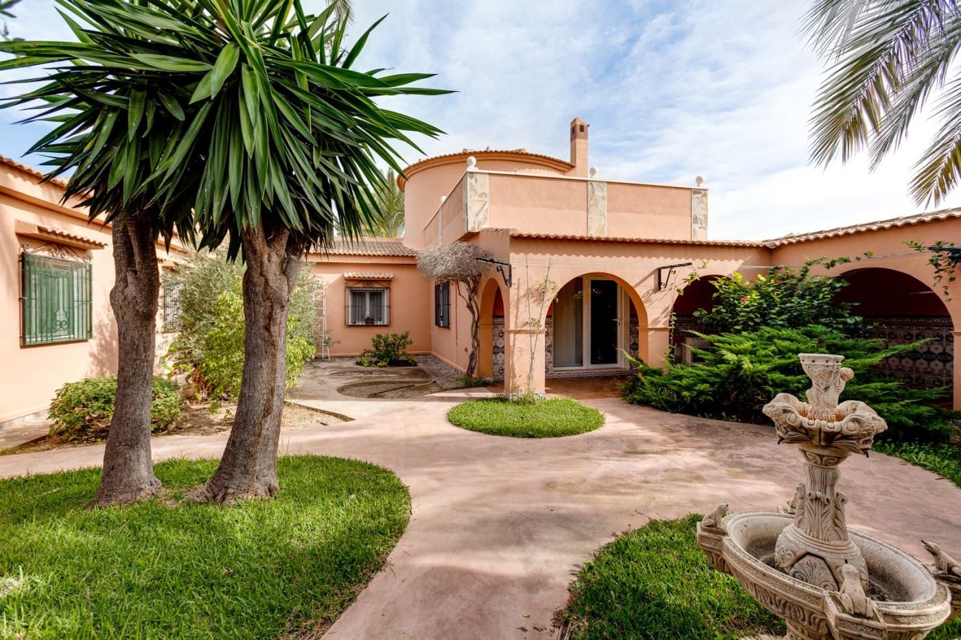 We are pleased to offer you this beautiful luxury villa with 5 bedrooms, 3 bathrooms, the main bathroom with jacuzzi and shower, equipped and independent kitchen, warehouse of 90 square meters which has been renovated and made a 1 bedroom apartment with kitchen and bathroom, 66 square meter sports area, garden, 31 square meter parking, terraces, barbecue, private pool, large living room and dining area, large kitchen with breakfast area, multipurpose area and a terrace overlooking the patio, pool private to make use of the 300 sunny days of the region. Going out there is fantastic with the pool surrounded by a sunny terrace and gardens along with parking area and additional storage area, and much more. Very close to the Laguna Rosa de Torrevieja, in the area of ​​San Luis, La Siesta. The house has a plot of 1850 square meters. Housing with a constructed area of ​​568 square meters. It is a detached house built on the ground floor, living room, kitchen, passage, bathroom, bedrooms and other rooms and with a useful area of ​​371 square meters, and upstairs with a tower of about 25 square meters and a covered terrace together to him of about 30 square meters, communicating the ground floor with the Tower by an internal staircase. About 5 minutes from the city of Torrevieja. Located just a few minutes drive from the main AP-7 motorway, with easy access to both Murcia and Alicante airports.    If you are going on vacation, here are some ideas for excursions to get the most out of the south of the Costa Blanca:    1. Visit the inner area of ​​Elche famous for its palm grove.  2. Go south and enjoy La Manga.  3. The historic cities of Murcia and Cartagena are not far.  4. If you want history, Rojales has a special charm with its cave houses.