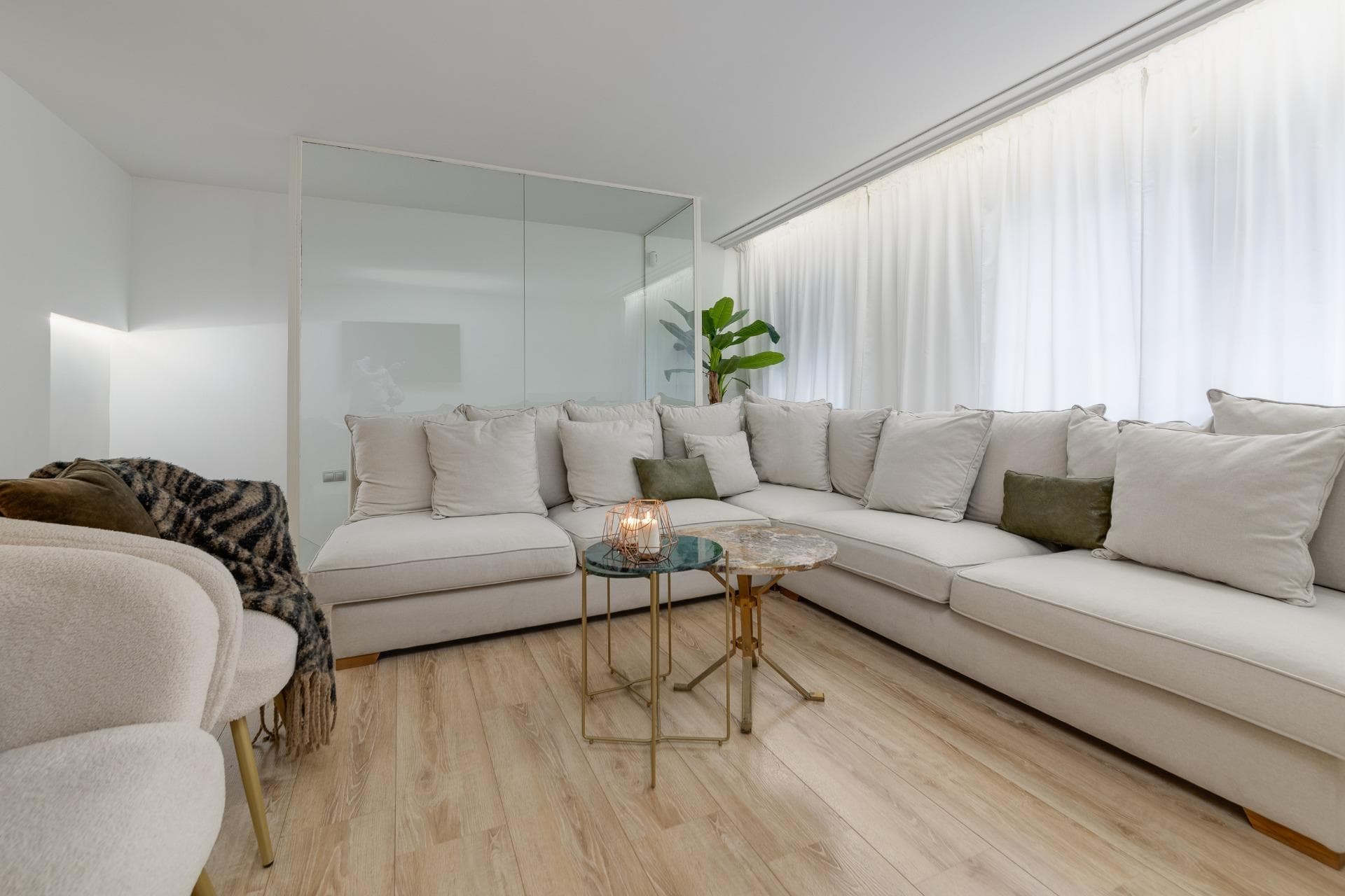 This apartment is a dream that can become a reality! It couldn't be more beautiful! This property offers you comfort and style. The property is distributed in two floors. The house is accessed through the upper floor, main floor. In it you will find a bright living-dining room with a modern open kitchen with an island fully equipped, a toilet and a large bedroom with a dressing room and an en-suite bathroom. On the ground floor, you will enjoy a large living room and three other large bedrooms, one of them with an en-suite bathroom, as well as another additional bathroom. It also has a storage/laundry area and a charming patio with artificial grass, where you can enjoy and relax. Located in the center of Torrevieja, close to all the necessary services and just 200 meters from Playa del Cura. In addition, other beaches are a few minutes walk away, the promenade and different cultural monuments of the city. Don't miss this opportunity to live in this unique and wonderful house!