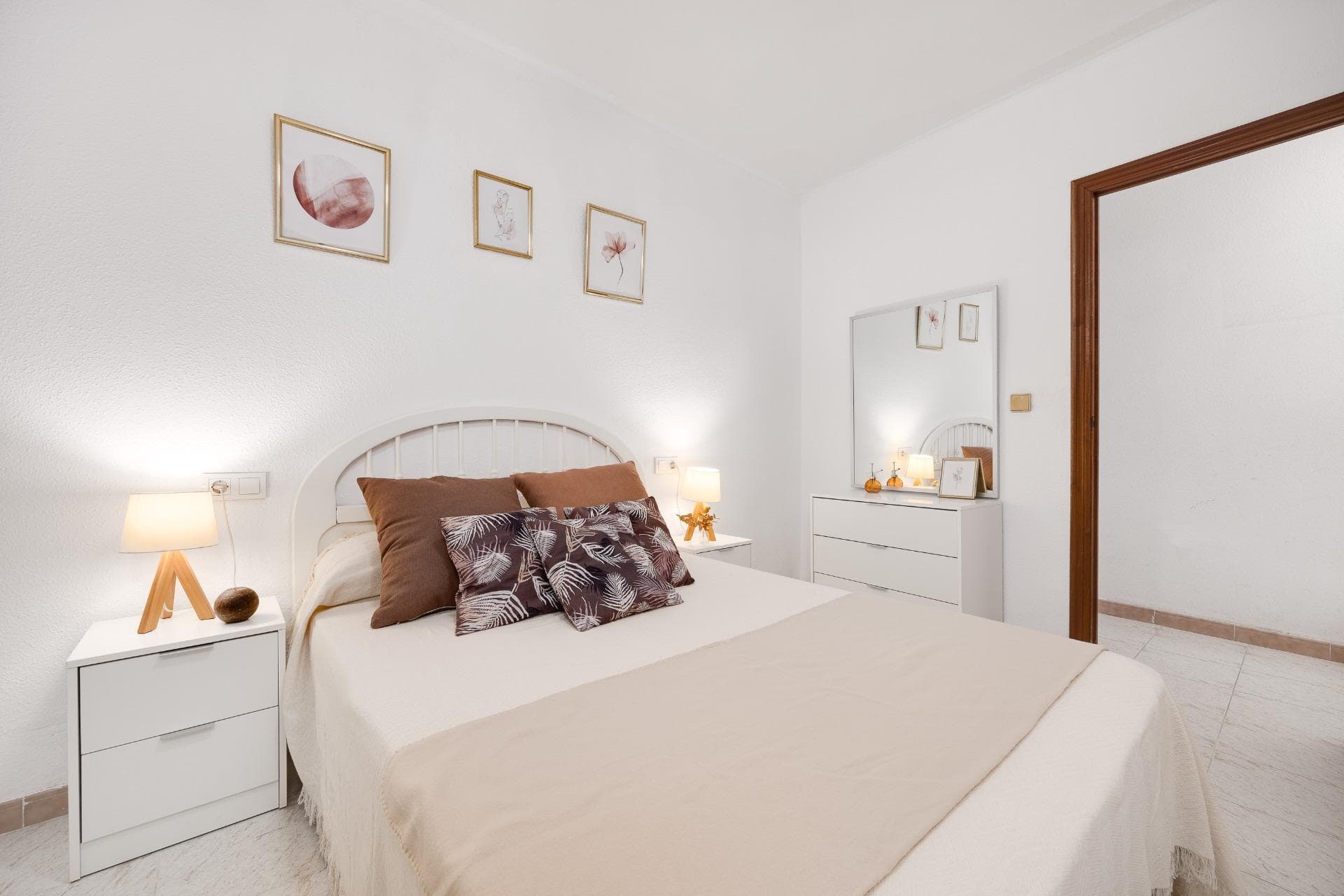 This apartment is located in a super central area of ​​the city of Torrevieja and just 300 meters from Playa del Cura. It offers a privileged location close to all essential services: supermarkets, restaurants, pharmacies, public transport, etc.  The house is distributed in a comfortable and functional way. Upon entering, you are greeted by a charming porch/terrace ideal for enjoying the outdoors. Inside, you will find a spacious living-dining room that provides natural light. The kitchen is independent and fully equipped, with direct access to a patio, ideal for ventilation and additional storage. The apartment has three large double bedrooms, perfect for families or guests, and two full bathrooms. In addition, at the back, there is a huge terrace where you can enjoy the pleasant southern climate, organize meetings or simply relax outdoors. As an extra, there is the possibility of purchasing a closed GARAGE in the same 17 m² building for only €19,900, which adds comfort and security to this incredible offer. A unique opportunity that you can't miss!