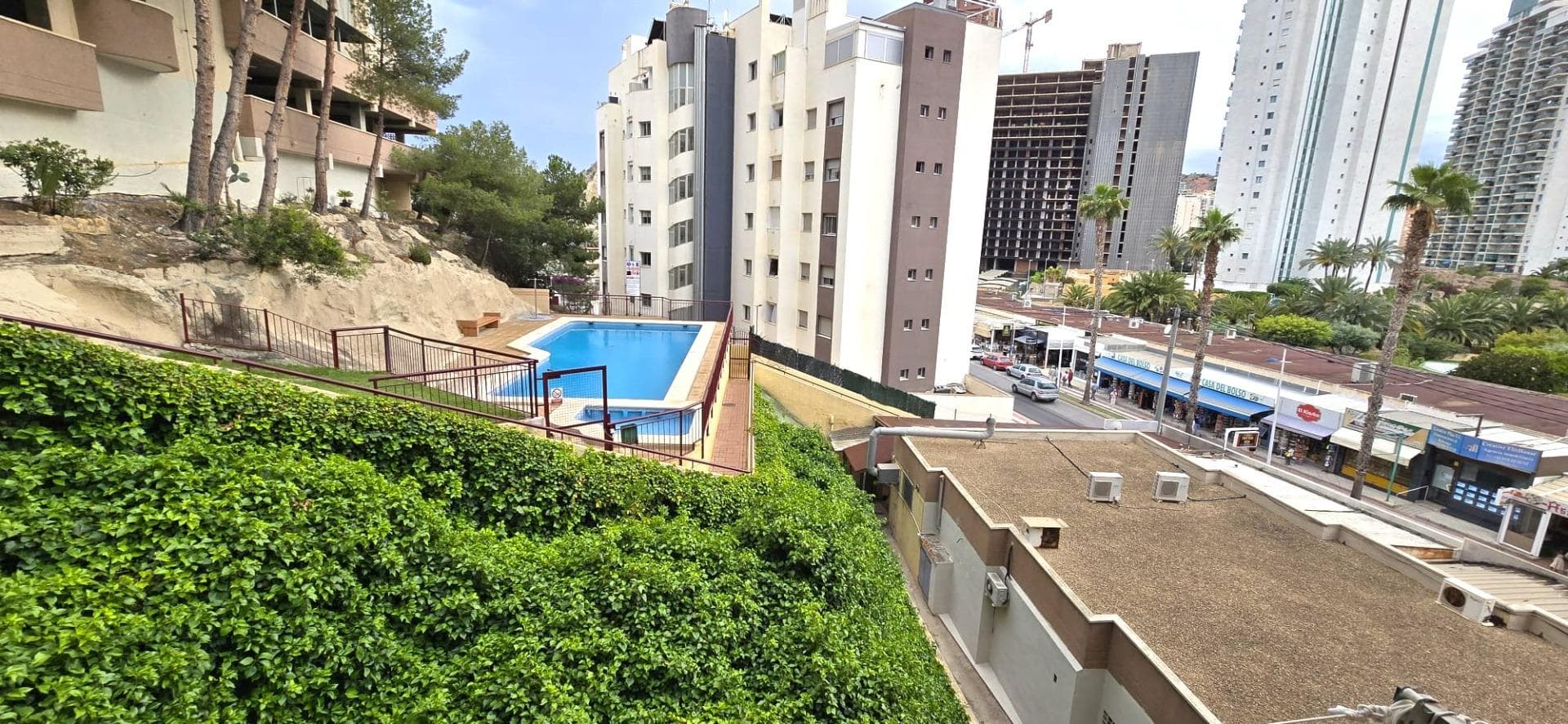 UNBEATABLE PRICE! No offers accepted. We present to you this magnificent apartment on the third floor, located in a private residential complex in Cala de Finestrat, just 200 meters from the beach. Its excellent location allows you to enjoy the tranquility of the area while being close to all essential services such as supermarkets, restaurants, public transport, and leisure areas. The apartment features a bright and spacious living-dining room with an open-concept, fully equipped kitchen, creating a cozy atmosphere. From the living room, you can access a beautiful glass-enclosed terrace, perfect for relaxing all year round. Thanks to its south-facing orientation, the apartment receives plenty of natural light, providing warmth and a sense of spaciousness. Additionally, you can enjoy stunning views of the spectacular communal swimming pool. It has a large and comfortable bedroom, offering storage space, and a full bathroom. The residential complex offers parking spaces for residents, ensuring convenience and security when parking your vehicle. Furthermore, you will enjoy a well-maintained community with excellent facilities. If you are looking for a home by the sea, with all the comforts and in an unbeatable location, this is your opportunity. Come and discover your new home!