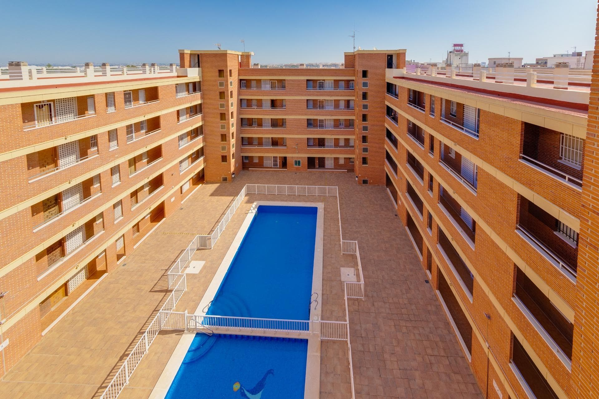 For sale: a property located in one of the well-known Peysa buildings, just 300 meters from Playa de los Náufragos and only a 5-minute drive from the center of Torrevieja. Its excellent location offers proximity to all essential services such as supermarkets, pharmacies, public transport, and leisure areas. The property is on the ground floor and features access adapted for people with reduced mobility, as well as a communal pool, ideal for relaxing during the summer months. The home is distributed into two double bedrooms, a fully equipped bathroom with a walk-in shower, and an independent kitchen. The spacious living-dining room includes a glazed terrace, offering additional bright space perfect for year-round enjoyment. It also has a practical utility area that can be used as a laundry room or storage space, depending on the buyer’s needs. An excellent opportunity both as a permanent residence or a rental investment in one of the most sought-after areas of Torrevieja.