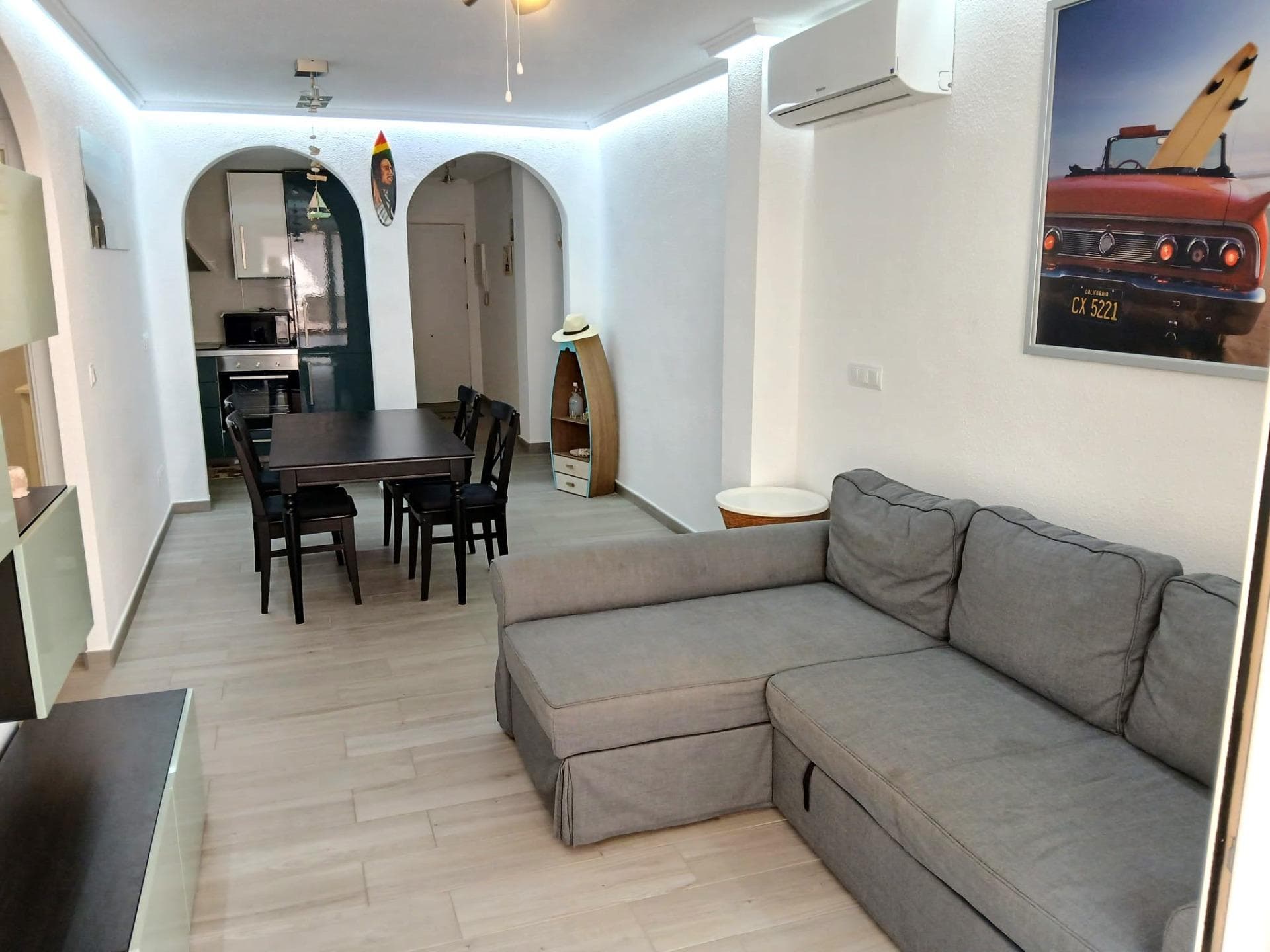 We present this fantastic home located in the heart of Torrevieja, just 100 meters from the popular Playa del Cura. Enjoy an excellent southwest orientation that ensures natural light throughout the day, creating a warm and welcoming atmosphere. The property has been completely renovated and features 3 bedrooms, 1 full bathroom, a fully equipped independent kitchen with a laundry area, and a spacious living-dining room with direct access to a lovely terrace, perfect for relaxing or enjoying the Mediterranean climate. Equipped with ceiling fans and air conditioning, this home offers maximum comfort all year round. An ideal option both for permanent living or for enjoying your holidays by the sea. Don’t miss this opportunity — come and visit!