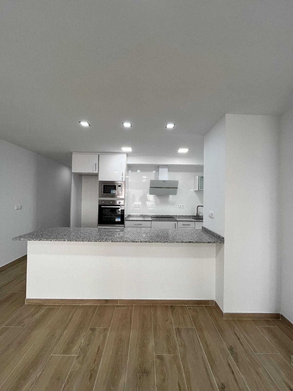 Imagine starting each day with the sea breeze and the sound of the waves, from this spectacular, fully renovated home located just 50 meters from the beach. A bright, refurbished home with excellent natural ventilation, ready to move into — just furnish it to your taste. The property features: 3 spacious bedrooms, 2 modern bathrooms, an open kitchen with breakfast bar, fully equipped, a bright living-dining room, and a balcony with sea views — a perfect spot to relax at the end of the day. During the renovation, the electrical and plumbing systems were completely redone. In addition, ducted air conditioning pre-installation has been completed, and an electric shutter has been installed in the living room — all designed with your comfort in mind. 🚗 Need parking? You have the option to purchase 2 garage spaces + a storage room in the same building for just €30,000 extra. A unique opportunity to live by the Mediterranean, in a modern, functional home with an unbeatable location.