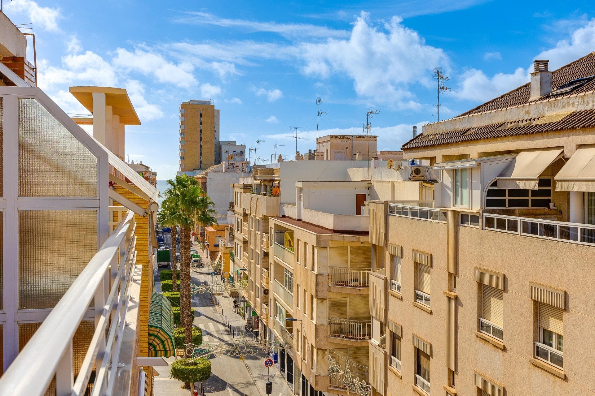 We present to you this charming penthouse apartment located in the heart of Torrevieja, just 200 meters from the beach and 30 meters from the Ermita de Torrevieja, surrounded by all necessary amenities such as supermarkets, bus stops, seaside promenades, restaurants, bars, beaches, and more. The property, located on the fourth floor with an elevator, offers a beautiful panoramic view thanks to its height. The building also has access for people with reduced mobility and an elevator. The apartment is distributed into two spacious double bedrooms, two full bathrooms, a fully equipped independent kitchen with access to a small utility gallery, and a cozy living-dining room with direct access to an impressive terrace that is sunny all day long due to its orientation—perfect for relaxing and enjoying the views. Additionally, the building offers a communal solarium where the private storage room of the apartment is located, providing extra storage space. Don’t miss this opportunity to live in a prime location near the sea, with all conveniences within reach. Ideal for enjoying the best lifestyle in Torrevieja!