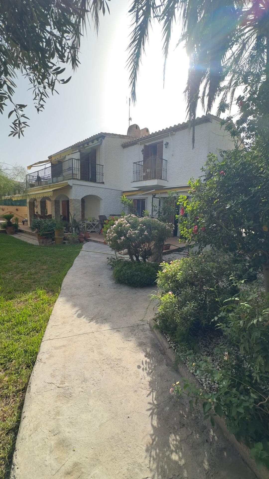 We present to you this magnificent fully detached home, located on a corner plot that ensures privacy and comfort. Ideal for those seeking quality of life, space, and a well-maintained natural environment. Moreover, it is located close to all amenities and just 700 m from Punta Prima beach! Upon entering the property, you are welcomed by a large 800 m² plot with a beautiful natural grass garden, perfectly maintained and featuring a stunning centuries-old olive tree. Enjoy the private saltwater pool, equipped with a winter cover, and relax in the outdoor jacuzzi. There is also a porch, chill-out area, and parking space for up to 3 vehicles. The house is distributed over two comfortable floors: Ground floor: Spacious and bright living-dining room with fireplace, perfect for a cozy winter atmosphere. Independent kitchen with pantry and direct access to the outside. This floor also includes two bedrooms and two additional rooms that can easily be adapted as bedrooms, an office, or a playroom. First floor: Two double bedrooms, both with access to a sunny terrace with open views. The spectacular master bedroom features a walk-in closet and en-suite bathroom. An additional full bathroom serves the floor. An ideal property both as a permanent residence or second home, ready to move into, surrounded by nature and equipped with all comforts to enjoy the outdoor space and tranquility to the fullest.