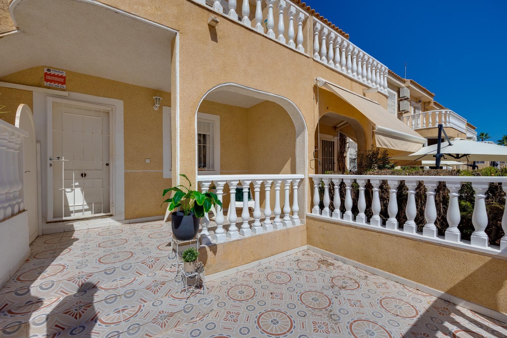 This charming ground floor bungalow is located in the sought-after area of Los Frutales, just 400 meters from the beach and surrounded by all the necessary services to enjoy daily life without the need for a car. The property stands out for its spacious outdoor areas: a main terrace with a porch, ideal for relaxing or spending time with family. A second large terrace/garage, adding up to a total of 60m² of private outdoor spaces. In addition, it has a 21m² rear patio with a barbecue area and storage room, perfect for outdoor leisure. Inside, we find a bright living-dining room with air conditioning, a fully independent and equipped kitchen with direct access to the large patio, 2 spacious and bright double bedrooms with built-in wardrobes, and a complete bathroom with bathtub. As an added value, the complex offers a recently renovated communal pool, modern and refreshing, ideal for the summer months. A property with great potential, perfect both for year-round living and for investment in holiday rentals in one of the most attractive areas of Torrevieja.