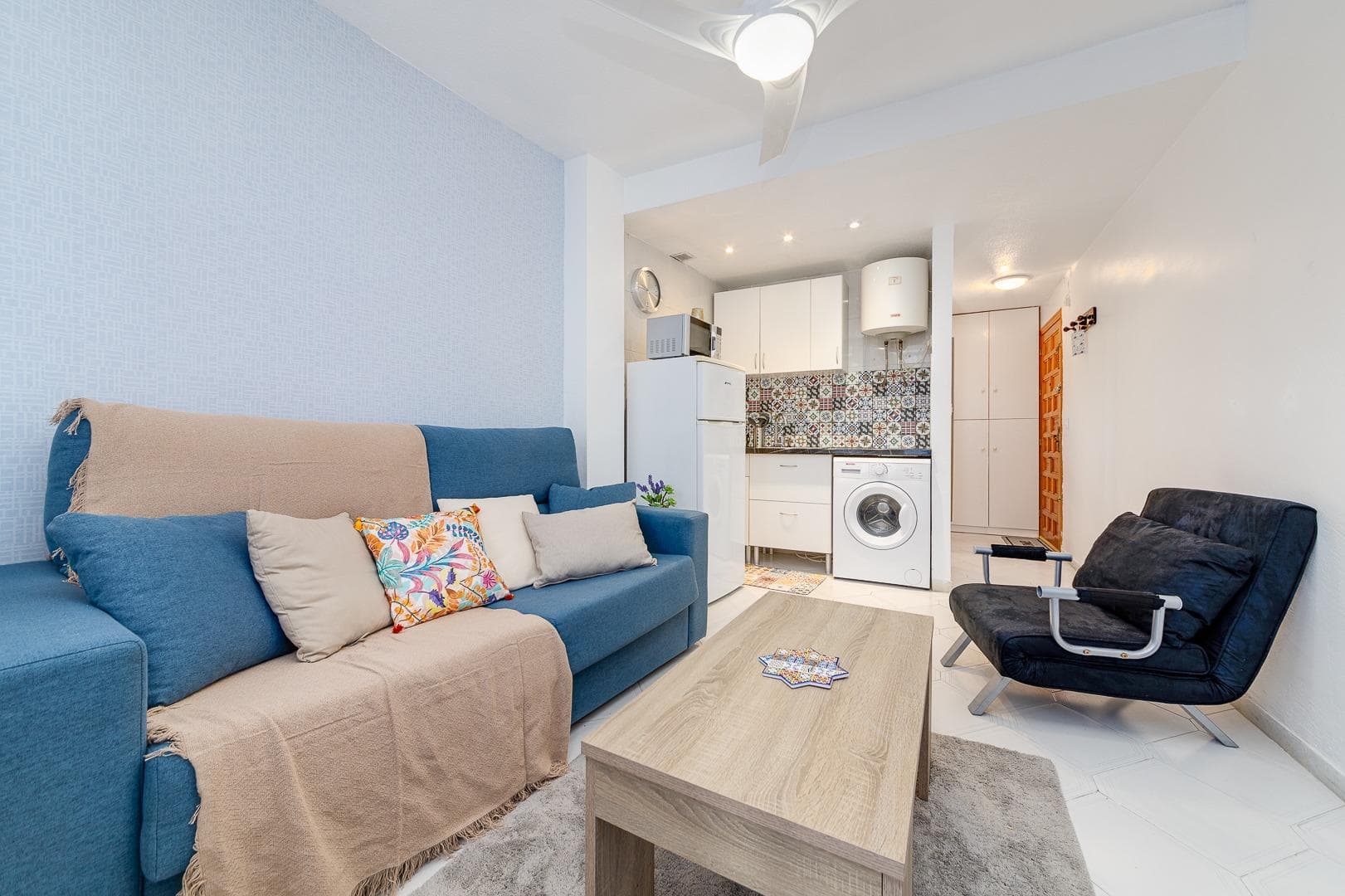 This charming studio is for sale, located in the very heart of the city, one of the most touristic towns with the best climate on the Southern Coast of Spain. Torrevieja has it all – there’s never a dull moment here! The studio is very bright and functional, designed to make the most of every square meter. It features a cozy living-bedroom space with a sofa bed, practical furniture, and details that add warmth to the atmosphere. The kitchen is integrated and fully equipped, ready for cooking without the need for any renovations. There is also a complete bathroom with a modern shower, plus a glazed terrace, perfect as an extra space to relax, work, read, or even use as a dining area. For added comfort, the property includes air conditioning, a ceiling fan, and comes fully furnished and equipped, ready to move in from day one. Its location is unbeatable, with all services within easy reach: beaches, supermarkets, shops, restaurants, bars, pharmacies, shopping centers, golf courses, the Aquopolis water park, and a vibrant nightlife. Ideal as a permanent residence, vacation home, or rental investment on the coast!