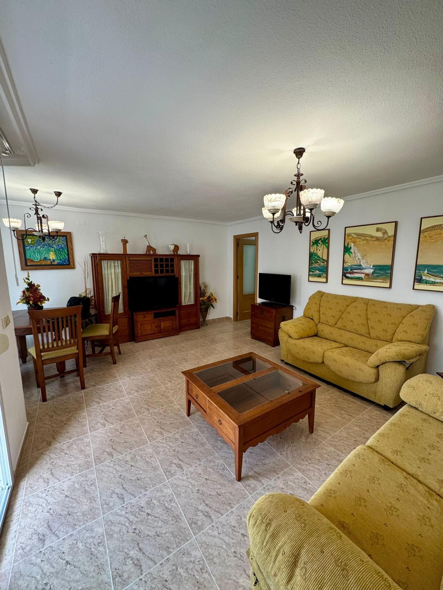 Unique opportunity in the center of Torrevieja! This home is just a few steps from the port, the promenade, and all the essential services for your daily life. The property features 3 bedrooms and 1 full bathroom, offering a comfortable and functional space for the whole family. The living-dining room is spacious and bright, with access to a sunny, glazed terrace, perfect for enjoying the Mediterranean light all year round. It also has a large, fully equipped independent kitchen, ready for you to prepare your favorite meals. Ideal for those seeking comfort, a prime location, and life close to the sea in Torrevieja.