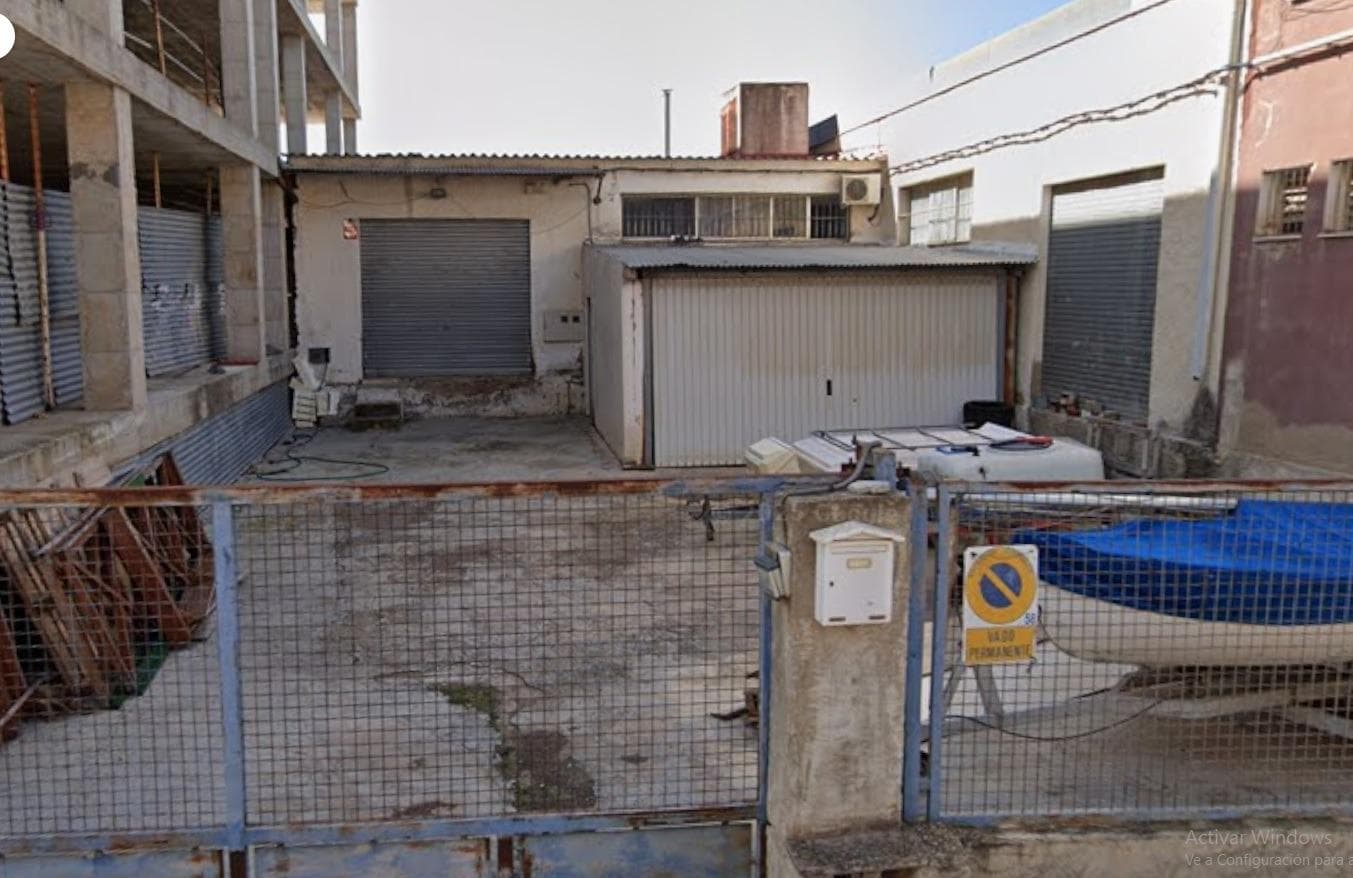 An industrial warehouse with 182 m² of built area is offered for sale, located on a 304 m² fully fenced plot, providing security and a clearly defined space. The property has direct access from the public road, both pedestrian and vehicle access, facilitating loading and unloading operations as well as daily access for activity. The warehouse is in excellent condition, ready for immediate use, with no need for renovation or prior adaptation. Thanks to the size of the plot, it offers a functional and versatile space, suitable for various industrial, logistics, or storage activities.