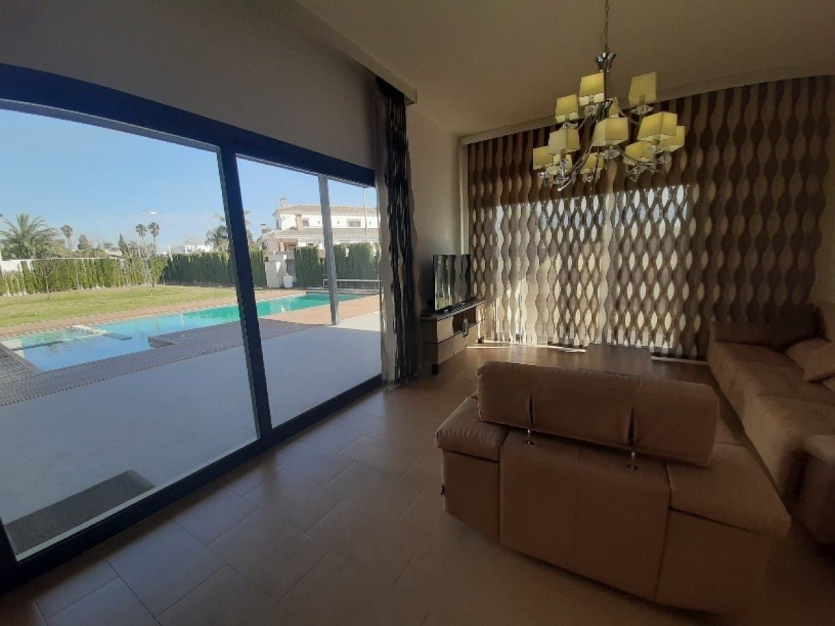We present this spectacular contemporary design villa in La Ribera, where every space has been carefully thought out to offer you a unique experience of comfort and elegance. 📐 356 m² built on a large plot of 665 m² 🛏 4 en-suite bedrooms, each with its own complete bathroom and private dressing room - independent spaces that offer total privacy! 🛁 4 bathrooms + 1 guest toilet 🛋 Spacious living room with large windows opening onto the garden 🍽 Independent, fully equipped, modern and functional kitchen 📦 Storeroom 🧺 Laundry room 🖥 Office Outdoor area to enjoy all year round: ✅ Private heated swimming pool ✅ Jacuzzi and barbecue area ✅ Large terrace ideal for outdoor evenings ✅ Garden with automatic irrigation system. 🌬 Central air conditioning 🔥 Heating 📹 Video entry system 🚨 Alarm system 📍Located in a quiet area but with all services nearby: 🛒 Supermarkets 🏫 Schools 🏌 Golf courses 🛍 Commercial areas 🌊 And only 1 km from the beach! 💰 Price: 1.990.000 € 📞 Call us for more information or to arrange a viewing! Translated with DeepL.com (free version)