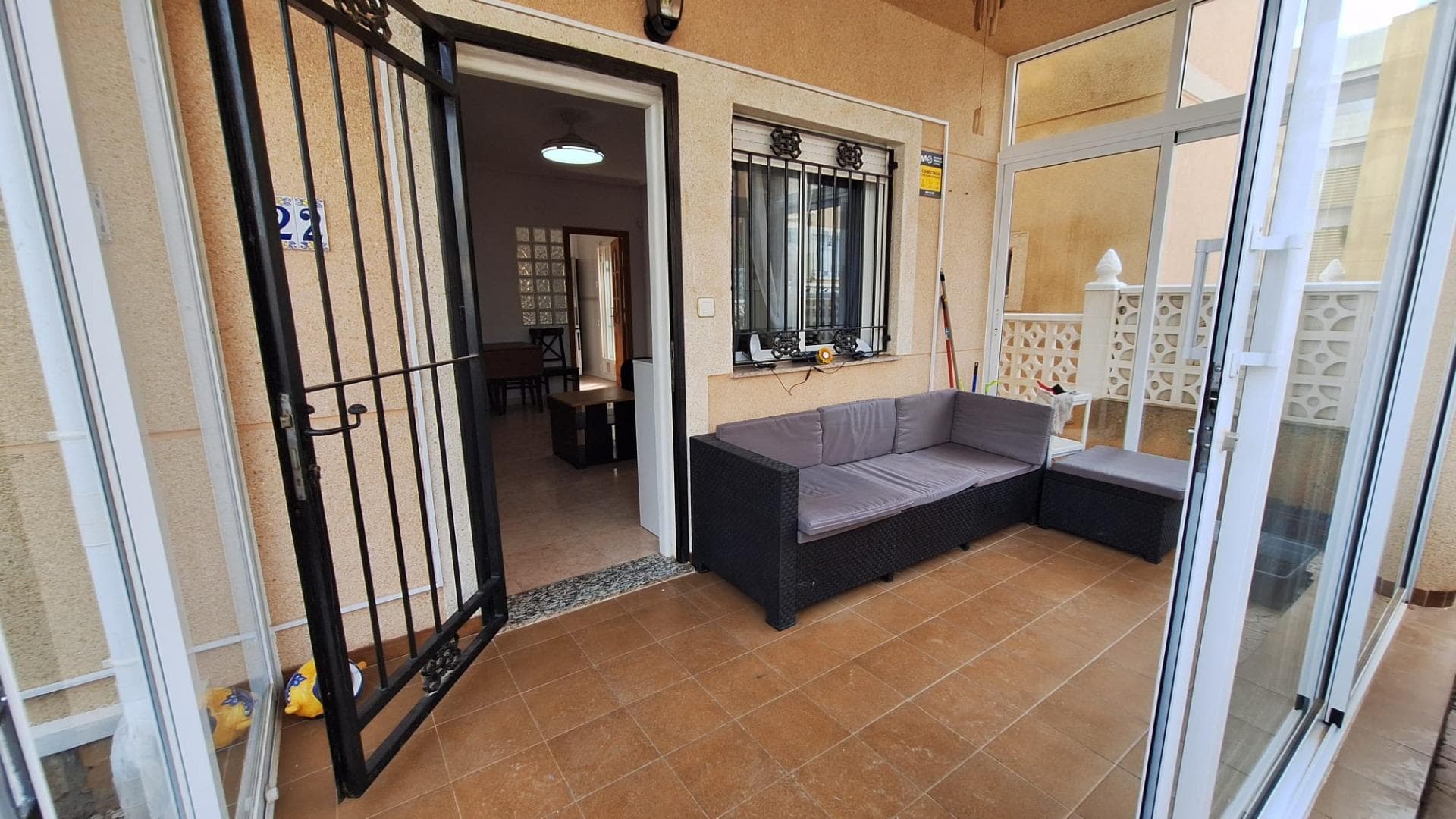 We present a charming villa of 72 m² of living space. This property has 3 spacious double bedrooms, a complete bathroom and a toilet, offering a comfortable and functional space. The kitchen is fully equipped and the property preserves an original style, with wooden interior carpentry that adds warmth to the atmosphere. The east-west orientation allows natural light to flood the spaces, creating a bright and welcoming home. The tiled floor and lacquered aluminium exterior carpentry guarantee durability and easy maintenance. Extras that this property offers include: water, air conditioning, alarm system, a balcony, a patio, and a terrace ideal for enjoying the outdoors. In addition, it has high ceilings, furniture, and is equipped with light and television. Located in a central urbanisation, you will have access to a variety of services such as buses, supermarkets, shopping centres, hospitals, parks and children's playgrounds. It is also close to universities and schools, as well as golf courses, making it a perfect place to live. Do not hesitate to contact me for more information or if you would like to arrange a viewing! Translated with DeepL.com (free version)