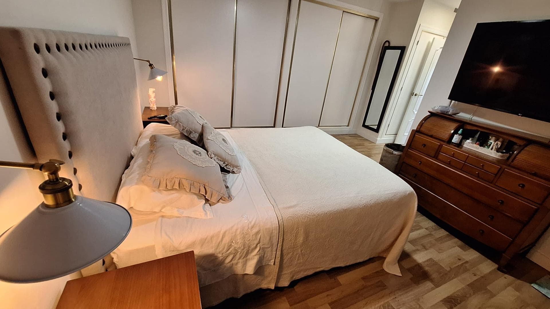 Impressive Villa in Torrevieja - Zona Los Balcones Enjoy comfortable and elegant living in this spectacular villa with 4 spacious bedrooms, 2 bathrooms and 1 toilet. Its fully equipped kitchen is ideal for gastronomy lovers and has high quality details such as wooden interior carpentry, stoneware and parquet floors, and PVC / Climalit exterior carpentry that guarantee durability and insulation. Outstanding features: Spacious bright living room with high ceilings, Air conditioning to enjoy all year round, Private swimming pool for maximum relaxation, Solarium and terrace with incredible views, Garden and patio to enjoy the outdoors, Storage room and laundry room for your convenience, Balcony for relaxing moments, Burglar alarm for your peace of mind. Unbeatable location: This villa is located in a quiet and central area, just in front of the tennis club, surrounded by all the services you need, such as shopping centres, supermarkets, hospitals, schools, parks and children's areas. It is also very close to the university and golf courses, which will allow you to enjoy an ideal location for your day to day life. Don't miss this opportunity to live in the home of your dreams!