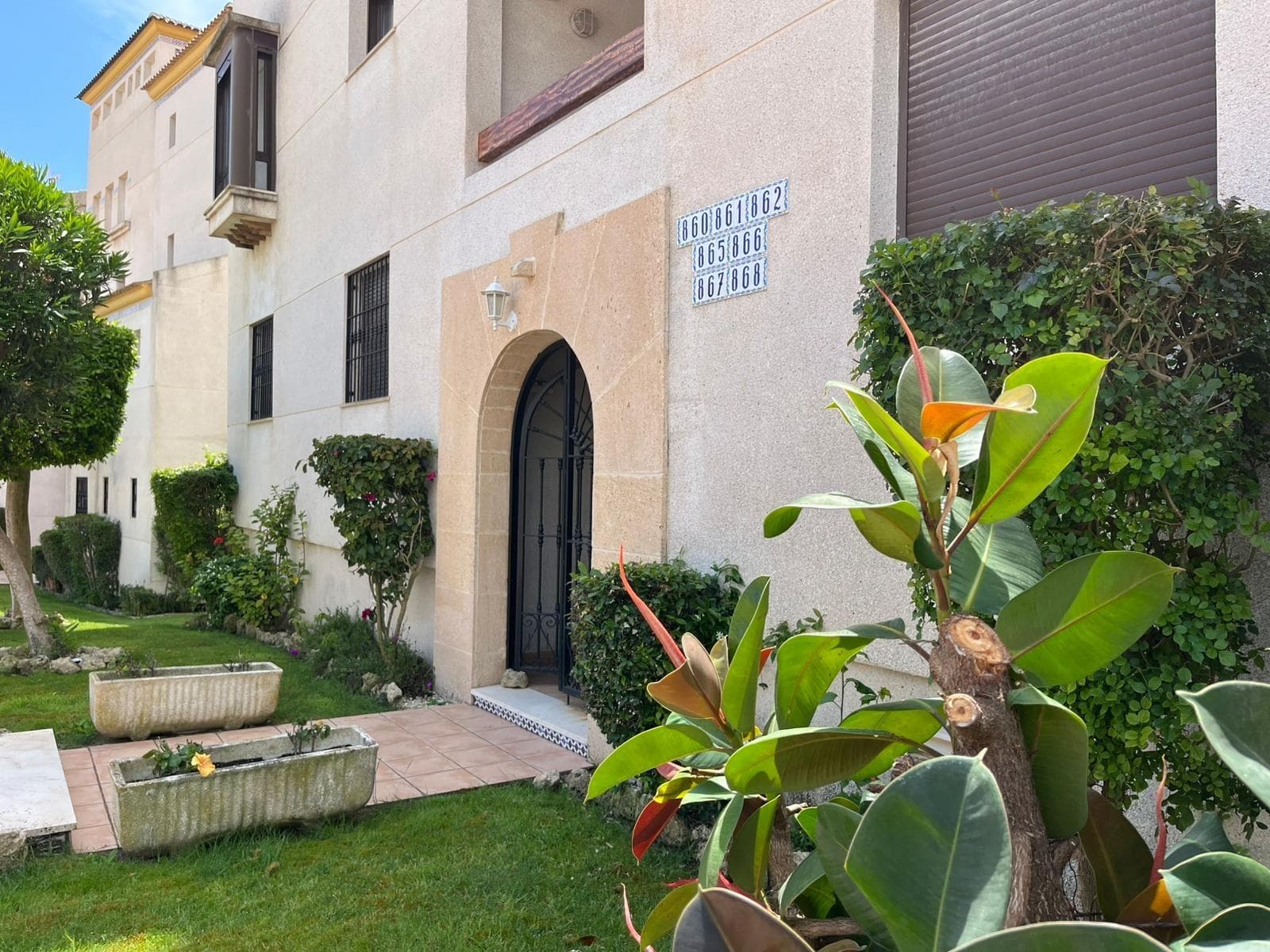 Your home by the golf and the sea - Charming house in Las Ramblas, Orihuela Costa Do you dream of a quiet life under the Mediterranean sun? This charming house in Las Ramblas, Orihuela Costa, offers you the perfect balance between nature, comfort and connection to everything you need. With 69 m² of living space, this bright property has 2 bedrooms, 2 bathrooms and a layout designed to make the most of the space. The equipped kitchen and high ceilings provide spaciousness and functionality, while the aluminium windows guarantee efficiency and insulation. Facing south-east, you will be able to make the most of the natural light from morning to evening. In addition, the property includes furniture, a balcony, and a beautiful garden, ideal for relaxing or sharing moments with family and friends. Located within a well-kept urbanization with communal swimming pool, this house is perfect both as a permanent residence and as a holiday investment. It has parking space included and all the extras that make the difference: water, electricity, TV, and a wooded environment that transmits peace and freshness. Close to everything: golf courses, dream beaches, children's playgrounds, supermarkets, schools, hospitals, shopping centres, and an excellent bus network. Close to the university and surrounded by mountains and natural parks, to live here is to enjoy the best of the Costa Blanca. A unique opportunity for families, couples or investors looking for quality of life and a privileged location. Come and discover your new home in Orihuela Costa. You will love it.
