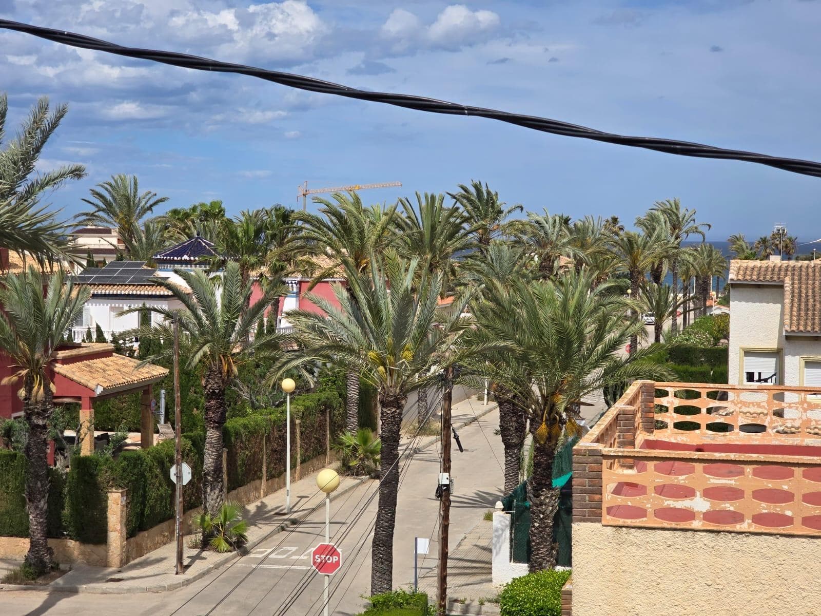 Looking for a home with character, privacy and just a few steps from the sea? This jewel in Cabo Roig, one of the most exclusive areas of the Costa Blanca, is perfect for you and your family! ☀️ ✨ Outstanding features: 🛏️ 4 spacious bedrooms with fitted wardrobes - space for the whole family or guests. 🚿 2 full bathrooms 🛋️ Spacious living/dining room with fireplace 🔥 - ideal for relaxing in winter 🍳 Separate fully equipped kitchen 🌞 Large and sunny terrace 🌳 Private garden with barbecue area - perfect for enjoying the outdoors! 🏊 Private 28 m² swimming pool - for cooling off on warm days 📍 Ideal location: 🏖️ Just a few metres from Cabo Roig beach! 🛒 5 minutes from La Zenia Boulevard shopping centre with shops, restaurants and leisure activities ✈️ Just 40 minutes drive from Alicante and San Javier airports 🏡 Situated in a quiet residential area, perfect for all year round living or holiday living ✅ This property combines rustic Mediterranean charm with modern comfort, in a secure and familiar environment. A unique opportunity both as a permanent residence and as a holiday home or investment. Contact us today and discover your new home in the sun!