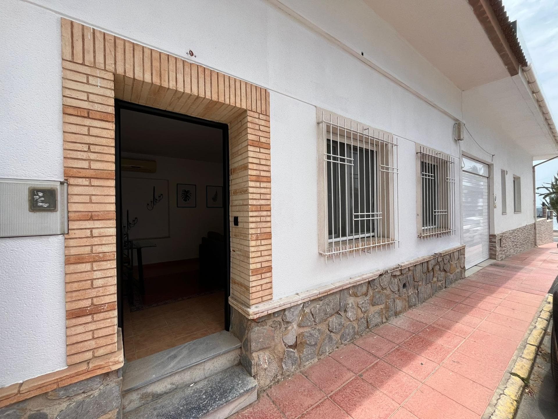 Can you imagine waking up to the sea breeze and taking a walk along the beach every morning? This beautiful refurbished duplex in Santiago de la Ribera, Playa area, has EVERYTHING for you and your family to live the authentic Mediterranean lifestyle. 📍 Unbeatable location: 🏖️ Only 30 metres from the beach! 👀 With sea views from your own home 🚶 In a central, but quiet area, surrounded by services. 🏠 Features of the property: 📐 65 m² built 🛏️ 3 spacious and bright bedrooms 🚿 1 complete bathroom 🍽️ Fully equipped kitchen 🧺 Laundry room ☀️ Southeast orientation - natural light all day  Aluminium interior and exterior carpentry 🧱 Tiled floor - practical and resistant 🛋️ High ceilings - feeling of spaciousness. 🌿 Outdoor spaces to enjoy: 🌞 Solarium 🌳 Private patio 🌅 Terrace with views. 🛠️ Extras that make the difference: ❄️ Air conditioning 🚪 Fitted wardrobes 💡 Very bright 💧 Water and electricity connected 🏙️ Ideal environment for the whole family: 🚌 Bus stops nearby 🏥 Hospitals and medical centres 🏫 Schools and university 🛍️ Supermarkets and shopping centres 🌳 Parks, playgrounds and green areas ⛳ Close to golf courses 🚶 Walkable area with local and summer atmosphere. 💬 Looking for a holiday home, an investment or your new home by the sea? 📲 Contact us for more information or to arrange a viewing. 🌴 Your life by the sea starts here!