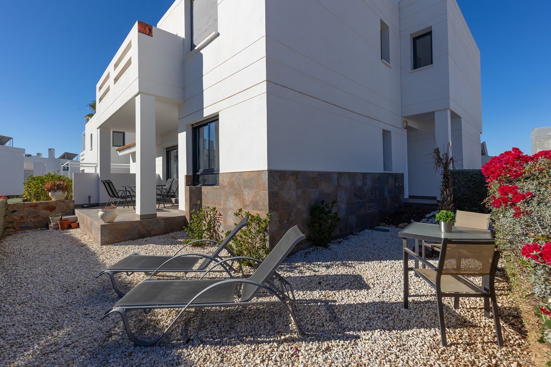 This beautiful and spacious ground-floor flat is located in an exclusive gated community, where tranquillity, discretion and security are paramount. Located on a hilltop next to the prestigious Las Ramblas golf course in Villamartin, you will enjoy a unique combination of nature, privacy and comfort here. The cosy clubhouse of Las Ramblas golf is also within walking distance, perfect for a relaxing day on the golf course or drinks with friends

The property is surrounded by a spacious garden, ideal for enjoying both the Spanish sun and a quiet moment in the shade. The large terrace also offers a sense of privacy and tranquillity, while at the same time you can enjoy stunning views of the surrounding area.

Only 1,200 metres away is the La Fuente shopping centre, where you will find a wide range of facilities such as supermarkets, pharmacies, bars, restaurants and more. For those who love sun, sea and beaches, the beautiful beaches of Cabo Roig and La Zenia can be reached in just 10 minutes by car.

What makes this flat truly unique are the exceptionally spacious living area with fully equipped open-plan kitchen and spacious bedrooms and bathrooms, as well as a handy extra storage room. All this is complemented by a sun-facing communal pool, where you can relax or take a refreshing dip.

The flat is sold fully furnished and a private parking space close to the property is included in the price.

With excellent value for money, this flat is a perfect choice for those looking for a second residence, an investment property or a new home in sunny Spain.

Don't wait any longer - this gem is waiting for you. Contact us now for more information or to schedule a viewing.