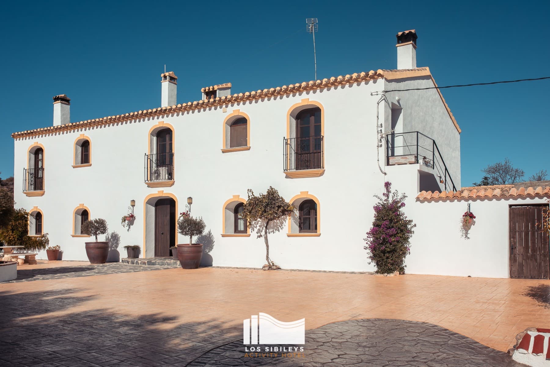 This amazing pearl is the ideal refuge for those seeking tranquility. Surrounded by acres of olive and almond trees is the Finca called Los Sibileys. This building dates from about 1822 and is therefore 200 years old. In 2005 the owners completely renovated it and it is in perfect condition to this day.

 The price also includes a hotel license, which is still very difficult to obtain these days. It has thus served as a hotel for motorcyclists, mountain bikers and hikers since 2005. The kitchen is equipped with the best equipment, because the owners are both chefs. All rooms (6) have an en-suite bathroom. There is also one complete apartment, which brings the total number of rooms to 7. All the furniture remains, except for the personal items. And the pool was completely renovated on 03/08/22.

 Feel free to contact us for more information or a viewing!