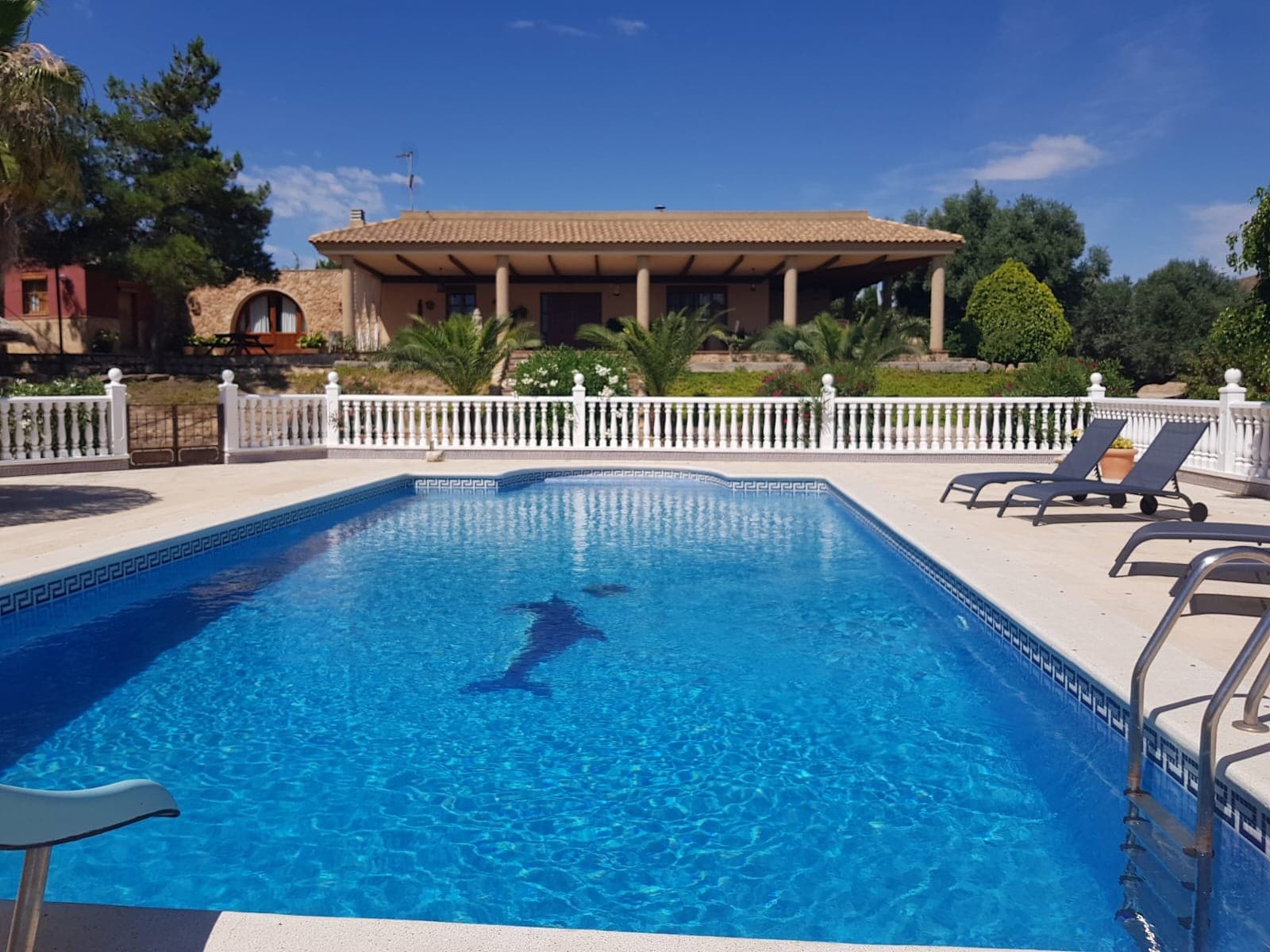 This finca is located in El Esparagal in Murcia.

 A beautiful finca with numerous possibilities, this hidden gem undoubtedly exudes charm and allure. The finca, a traditional Spanish estate, exudes an atmosphere of tranquility and beauty, surrounded by lush nature and peaceful surroundings.

 The architecture of the finca is steeped in authentic elements such as rustic stone walls, terracotta tiles and wooden accents that reflect the character of the region. The whole exudes a timeless elegance and forms a harmonious whole with the surrounding landscape.

 What makes this finca really special are the countless possibilities it offers. Whether it is an extensive garden with lush vegetation, a swimming pool that invites refreshment on hot days, or various spaces that can be transformed into cozy corners or functional rooms, this finca seems to have been designed with versatility in mind.

 The term "hidden gem" suggests that this finca does not immediately catch the eye, but is therefore all the more surprising and enchanting when discovered. It seems as if this estate has been deliberately hidden away, making it a secret treasure for those who take the time to find it.

 In short, this beautiful finca embodies the perfect combination of traditional elegance, versatility and a touch of mystery, making it a unique and enchanting piece of real estate.