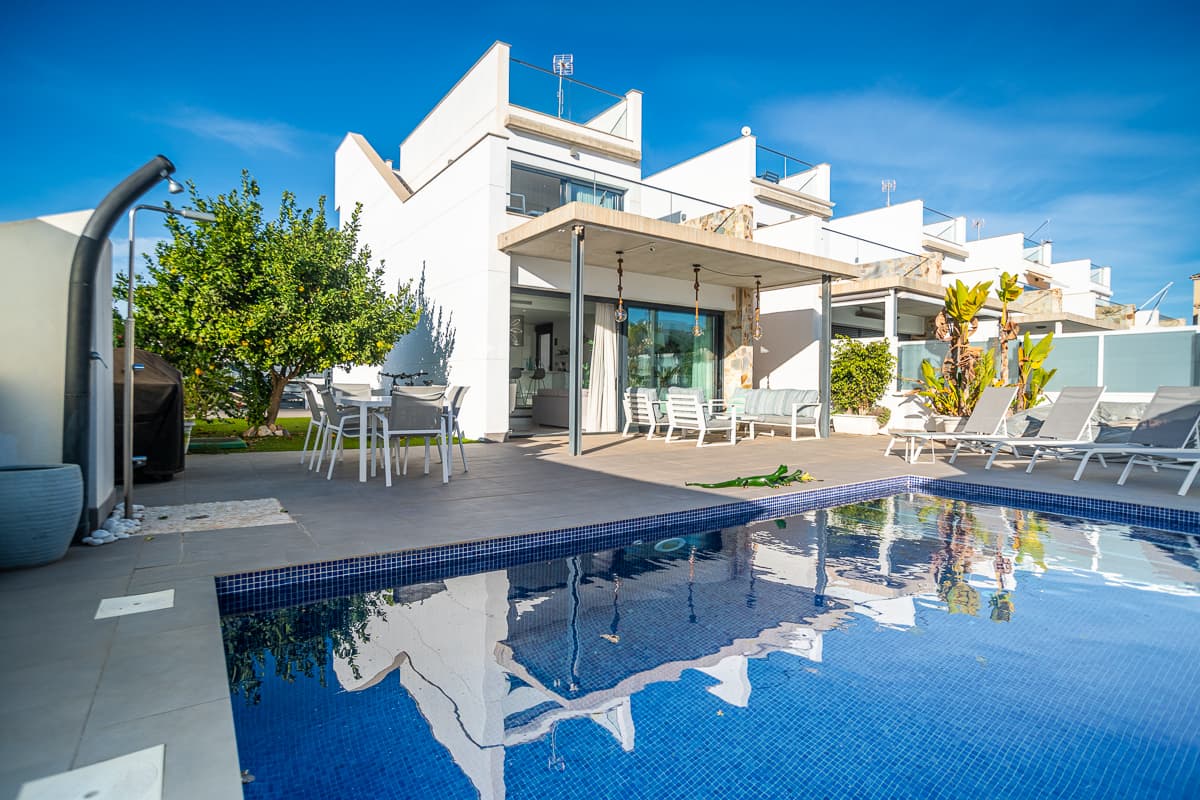Modern Detached Villa with Pool in Lomas de Cabo Roig

We are delighted to present this stunning detached villa, built in 2016, located in the desirable area of Lomas de Cabo Roig. This modern home is in excellent condition, featuring high-quality material choices, newly purchased white goods, and a layout designed for comfort and functionality.

Property Highlights:

Spacious Layout: Spread across two floors, the villa offers an open-plan kitchen and living room with direct access to the pool.Bedrooms: Three bedrooms with built-in wardrobes. One is on the ground floor, perfect for guests or single-level living.Bathrooms: Three modern bathrooms, including one ensuite.Outdoor Living:Private Pool: A heated and cooled pool for year-round enjoyment.Terrace Areas: Multiple terraces, including a spacious south-facing terrace and a 32 sq m rooftop terrace with views of the area and a glimpse of the sea.Garden: Enjoy fresh lemons from the garden’s productive lemon trees, yielding up to 350 lemons annually.Parking: Private parking within the plot, secured by an electric gate.

Location Benefits:

Walking distance to restaurants, bars, and grocery stores.Close to beautiful beaches and world-class golf courses like Las Ramblas Golf, Villamartin Golf and Las Colinas Luxury Golf resort.Just a 10-minute drive to the popular La Zenia Boulevard shopping center.

This villa is perfect for those seeking a modern, well-maintained home with excellent outdoor spaces and proximity to local amenities. Whether you’re looking for a permanent residence, a vacation home, or a rental investment, this property is sure to impress.

Welcome to your new home in Lomas de Cabo Roig!