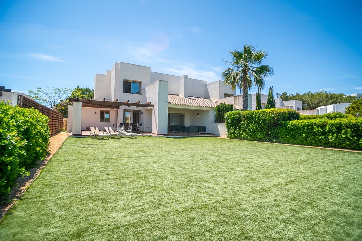 Stunning 3-Bedroom Villa in the Prestigious Las Colinas Golf & Country Club

Welcome to this beautifully maintained and stylishly furnished 3-bedroom, 3-bathroom villa, nestled within the exclusive Las Colinas Golf Resort — one of the most sought-after gated communities on the Costa Blanca. Just a 20-minute drive from the idyllic white sandy beaches of the Mediterranean and conveniently located near the charming towns of San Miguel de Salinas and Villamartín, this home offers the perfect blend of luxury, comfort, and security.

Set within a secure enclave of just 12 properties, this townhouse offers peace of mind with 24/7 security and a gated entrance. The home benefits from private off-road parking for two vehicles right at the entrance.

Step inside to discover a bright and airy open-plan living and dining space, seamlessly connected to a sleek glass-curtain conservatory and a beautifully landscaped garden — perfect for relaxing or entertaining. A modern, fully equipped kitchen and a separate utility area make everyday living a breeze. The ground floor also hosts a spacious double bedroom with fitted wardrobes and a contemporary shower room.

Upstairs, you’ll find two generously sized en-suite bedrooms. The master suite is a true retreat with a walk-in wardrobe and tranquil green views.

Outdoor living is just as impressive with a tiled patio area ideal for al fresco dining and summer barbecues, plus a manicured artificial lawn that provides lots of outside space to enjoy the sunny life in SpainThere even is a possibility to built a private pool in the garden!

Extra features include:

✔️ Hot & cold air conditioning

✔️ Central heating

✔️ Fully furnished

✔️ Private parking

✔️ Gated community with top-tier security✔️ Lots of Privacy and wonderfull views!✔️ Communual pool and option to built your private pool!

This is a rare opportunity to own a property in one of Spain’s premier golf resorts — perfect as a holiday home, investment, or full-time residence.