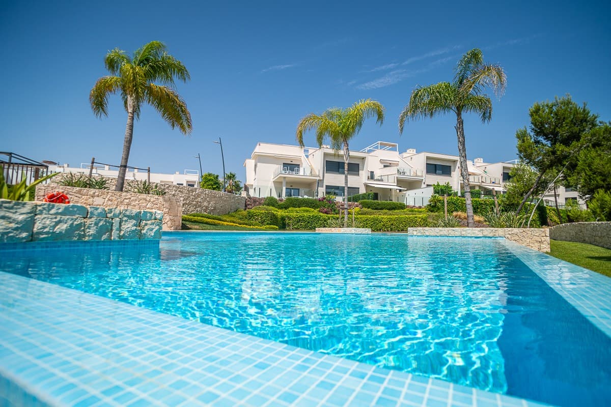 Discover this beautifully finished ground floor luxury apartment, located on the exclusive domain of Golf Lo Romero in sunny Pilar de la Horadada. A unique opportunity for those looking for peace, comfort and a magnificent view of the golf course.

 🏡 Living area & plot The apartment has a living area of 77 m², has a spacious covered terrace (together 92 m²) and a total plot size of 149 m². The house was built in 2022 and was purchased new in 2023. ✨ Finishing & extras The house is ready to move into and finished with high-quality materials and many additional options: • Front and back garden completely landscaped with low-maintenance artificial grass • The veranda was completely closed off with a stylish 4-metre wide glass curtain and additional windows in the upper openings. • The backyard has a 4-meter electric awning for the necessary shade and comfort. 🛏️ Layout • 2 bedrooms with spacious fitted wardrobes (1 with 3 doors, 1 with 4 doors) • 2 bathrooms, both equipped with modern showers with sliding glass doors • Modern open kitchen equipped with: • Large refrigerator • Built-in dishwasher • Hob and oven • 2 extra storage cupboards provided in the kitchen. • Black glass splashback instead of traditional tiles



 🪟 Comfort & technology • Mosquito nets on all windows and sliding doors (including veranda to living area) • Air conditioning (hot/cold) with remote control, individually adjustable per room 🌅 Location Situated in a quiet location with beautiful views of the golf course, ideal for golf enthusiasts, winterers or anyone who loves the Spanish sun in a green, well-kept environment. The modern luxury complex offers peace, privacy and security. A private parking space included! 10 km from the beach. The village is located 5 km and 2 Km from supermarket El Cabo. For more information, photos or a viewing: please contact us. This move-in ready home is a rare opportunity in a top location.